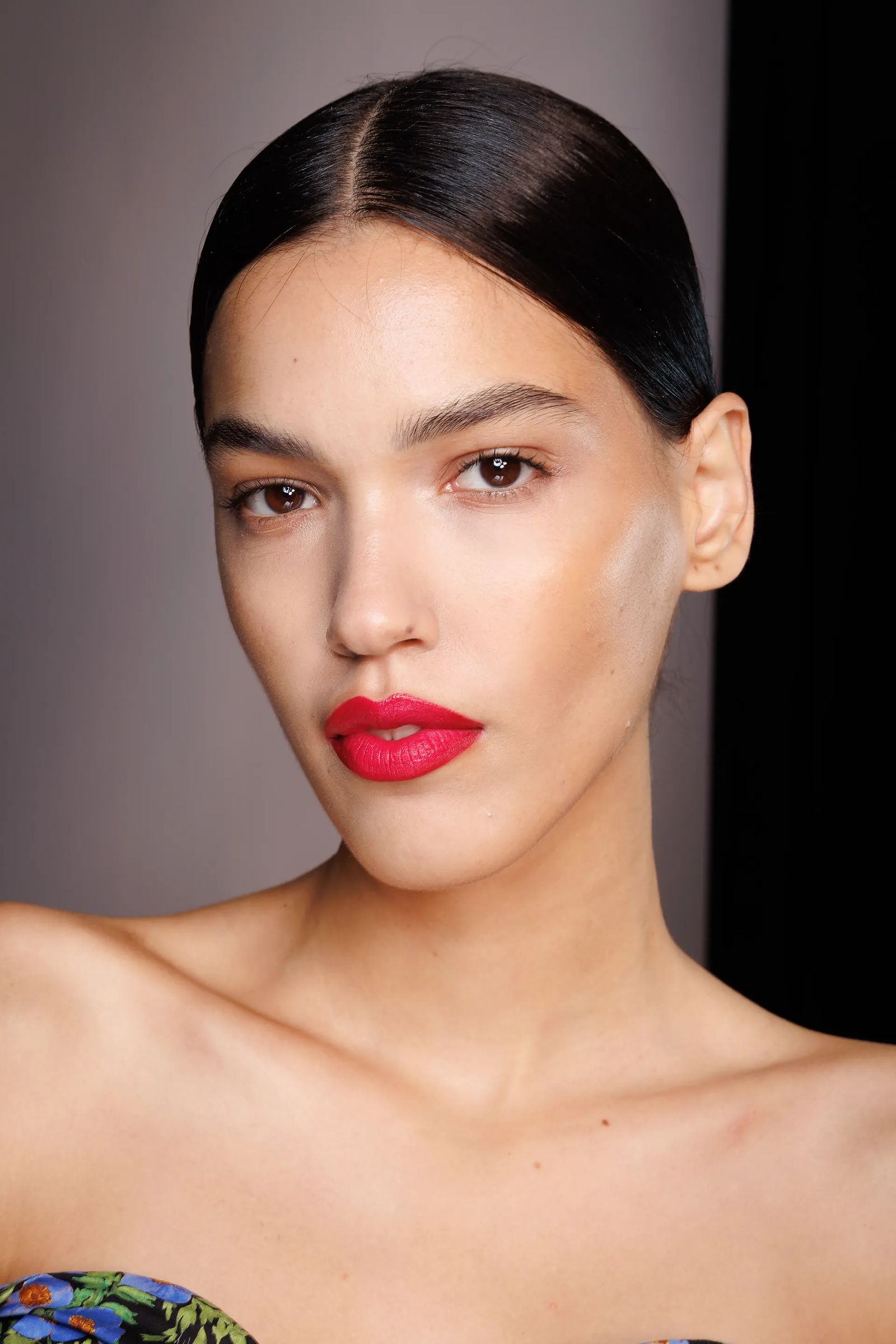 Carolina Herrera Spring 2023 Ready-to-Wear Ягодные оттенки: Carolina Herrera Spring 2023 Ready-to-Wear