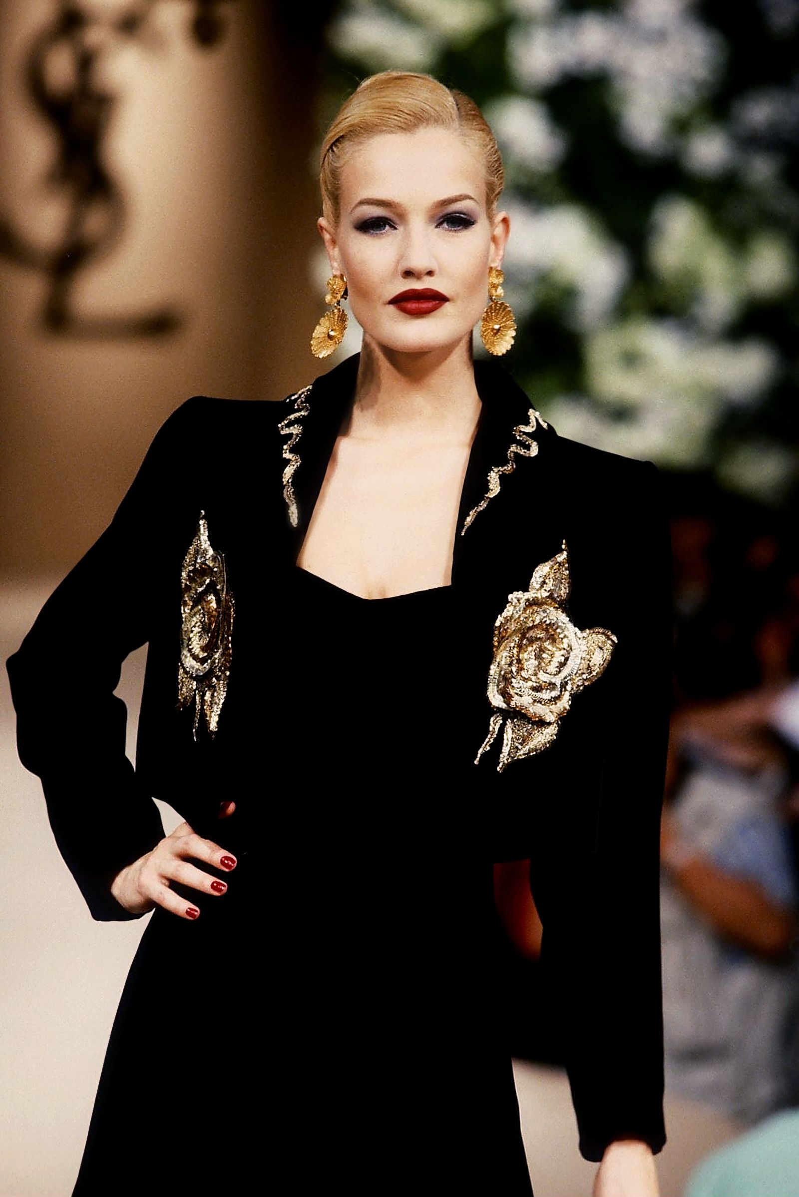 Карен Малдер на шоу Yves Saint Laurent Haute Couture осень-зима 1995