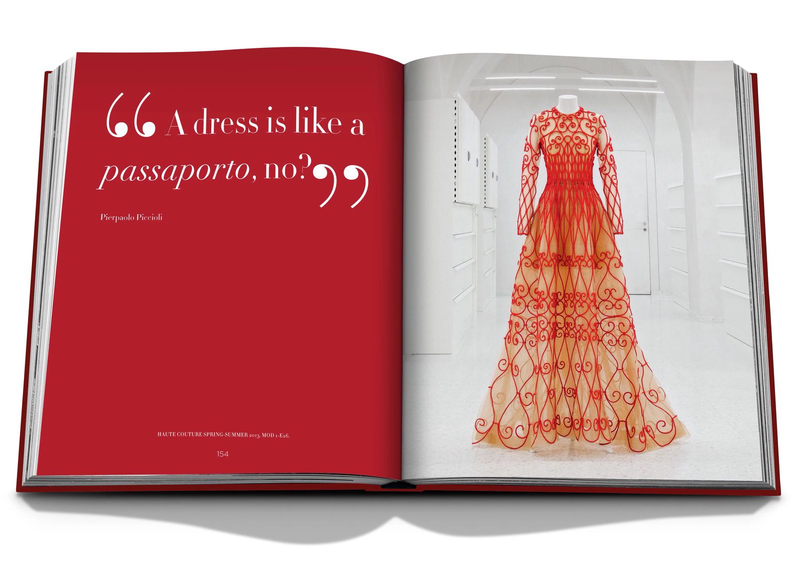 Альбом-посвящение красному цвету «Valentino Rosso» вышел в издательстве Assouline, фото 7 Альбом «Valentino Rosso» вышел в издательстве Assouline, фото 7