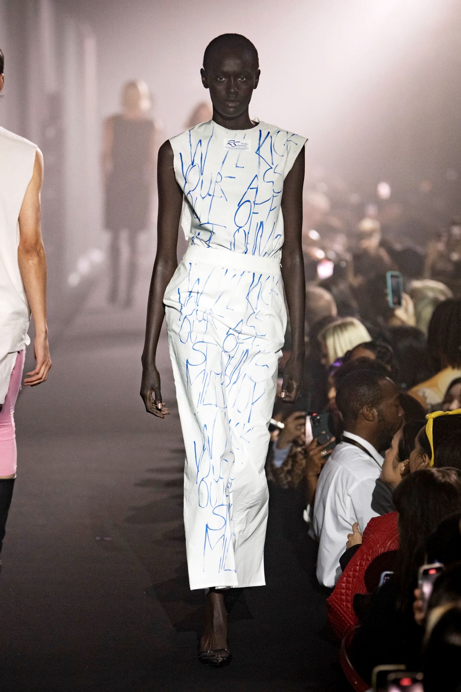 Шоу Raf Simons весна-лето 2023, фото 4