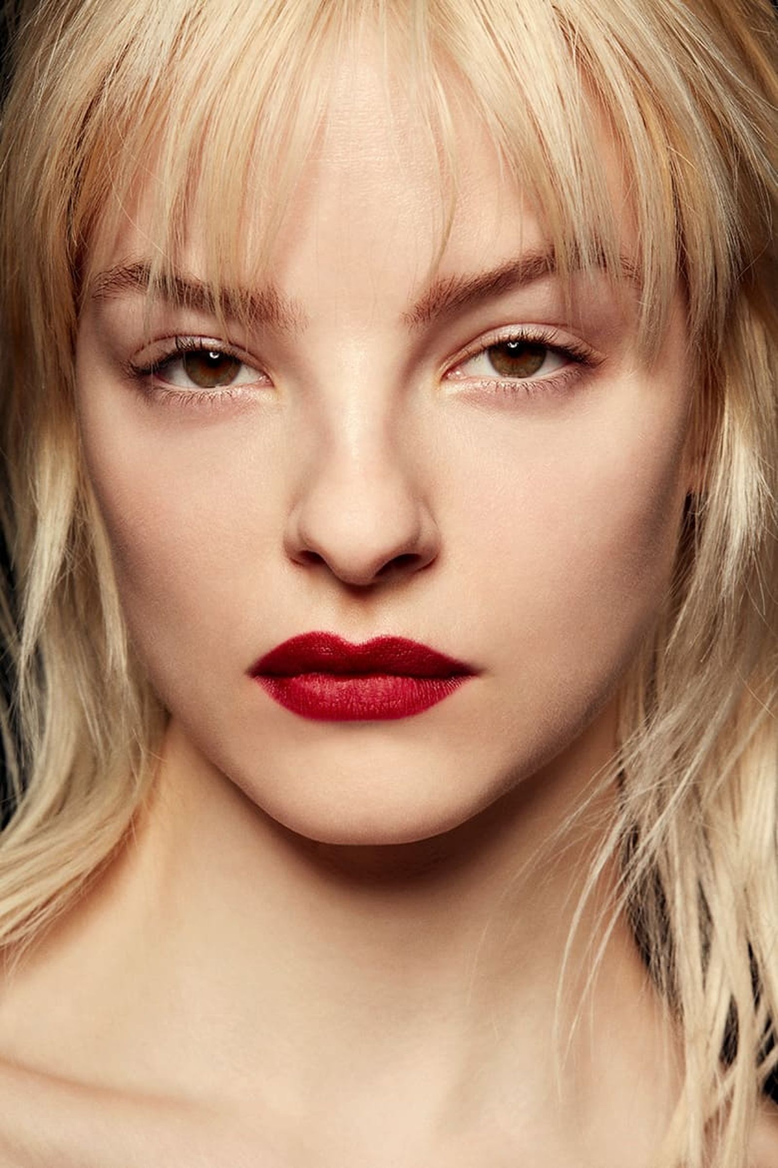 Макияж моделей на шоу Saint Laurent F/W 2020, фото 5 Идеальный тон лица и матовые красные губы моделей на шоу Saint Laurent F/W 2020, фото 5