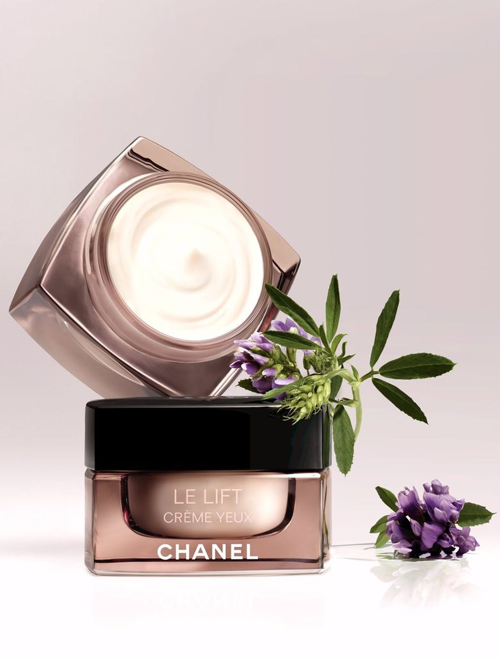 Крем Chanel Le Lift Crème Yeux Крем для разглаживания и повышения упругости кожи вокруг глаз Chanel Le Lift Crème Yeux