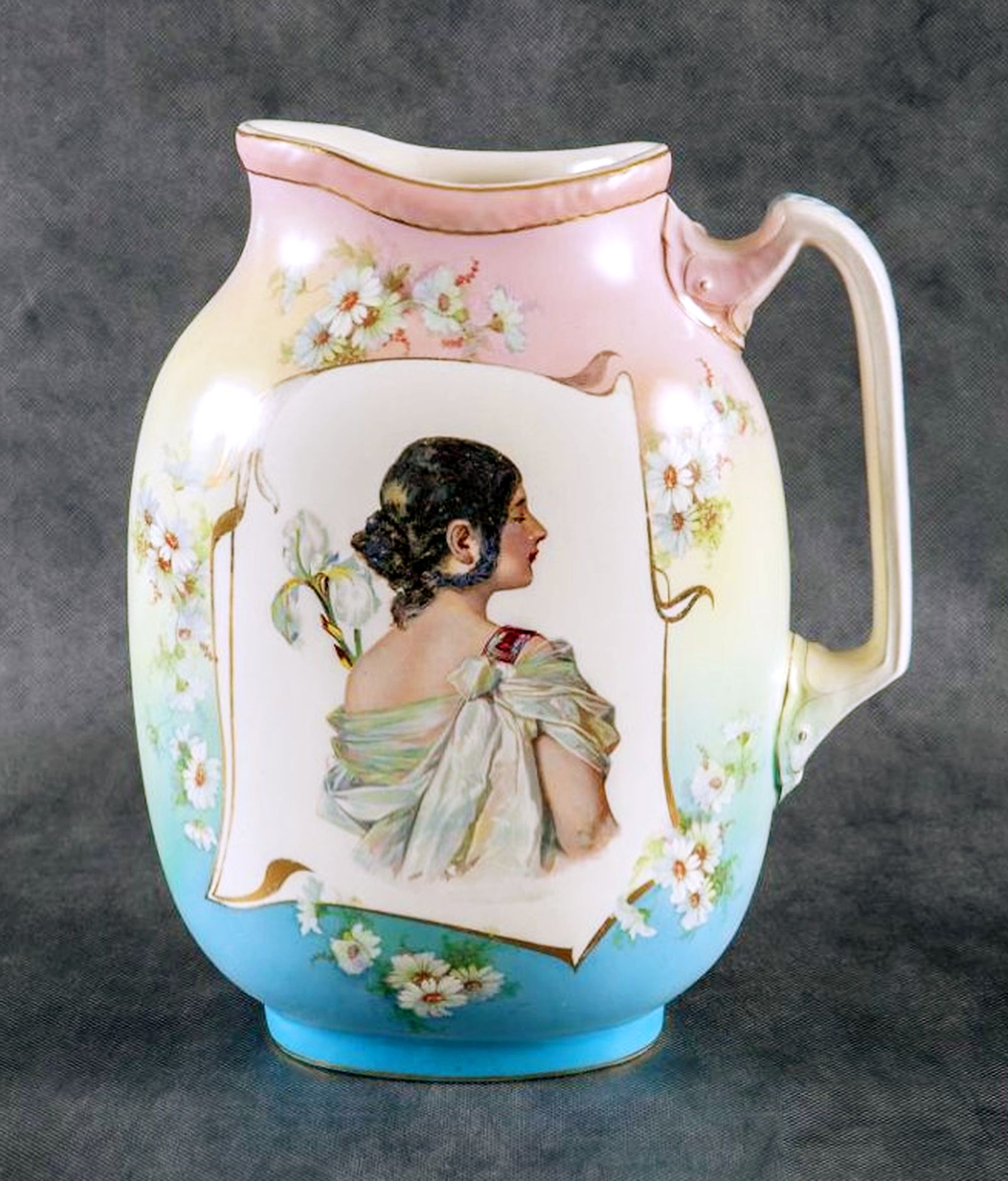 Кувшин для умывания. Товарищество М.С. Кузнецова. Фаянс. Россия. Кувшин для умывания. Товарищество М.С. Кузнецова. Фаянс. Россия. Начало XX в.