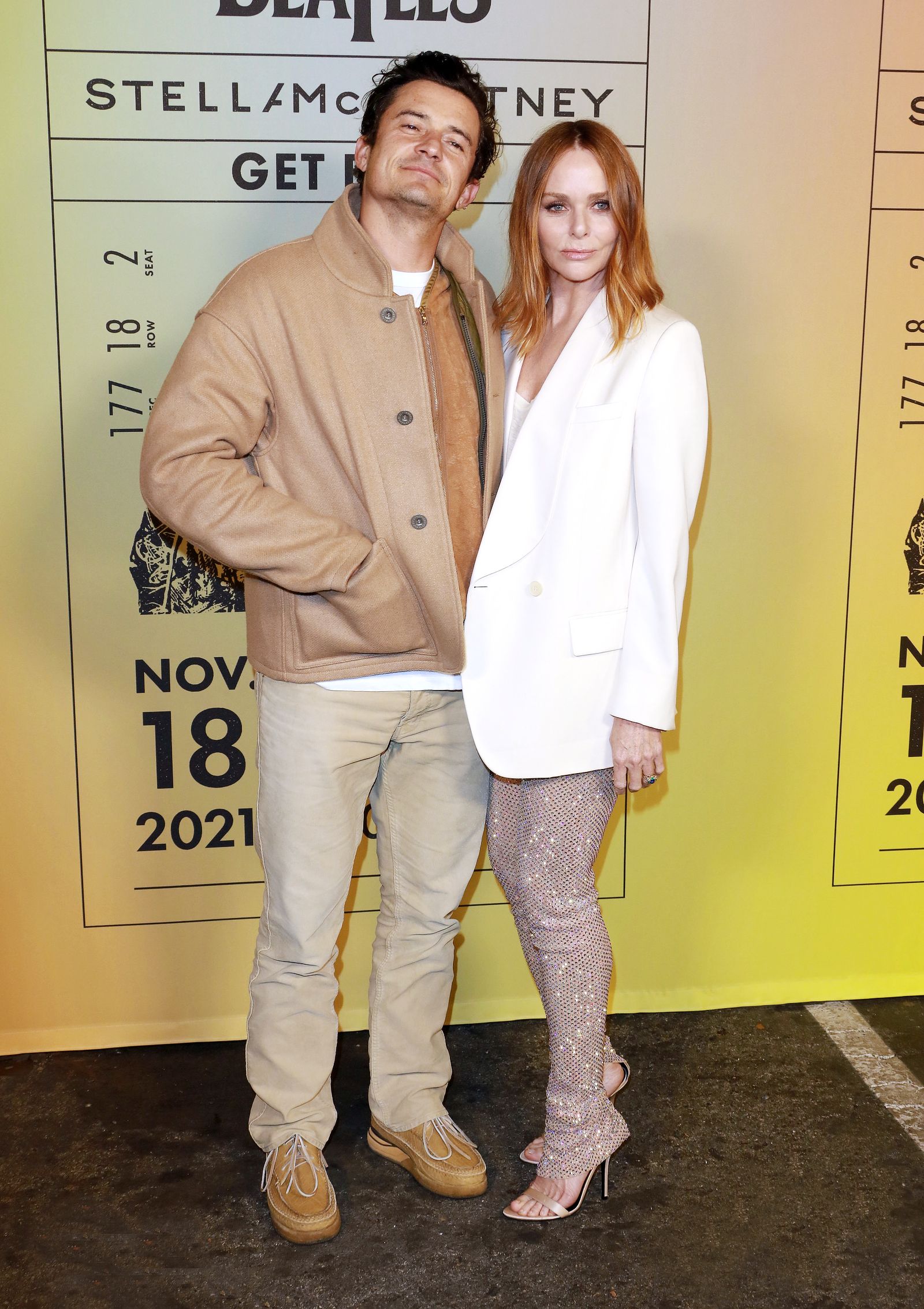 Орландо Блум и Стелла Маккартни на презентации коллекции Stella McCartney x The Beatles «Get Back» в Голливуде, 18 ноября 2021 г.