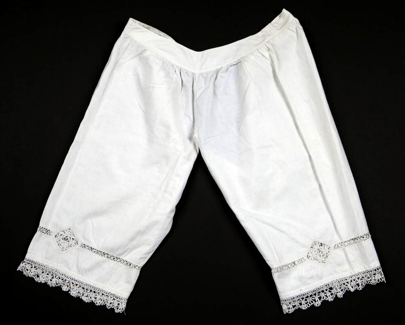 Панталоны дамские. Хлопчатобумажное полотно, кружево плетеное; ткачество Панталоны дамские. Хлопчатобумажное полотно, кружево плетеное; ткачество. Россия, Москва