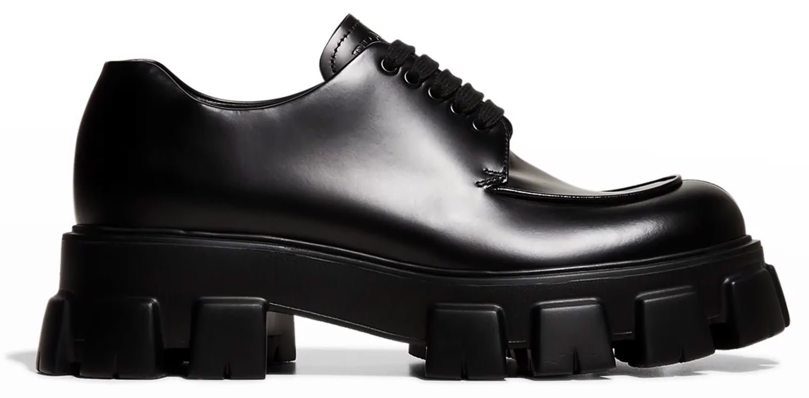 Туфли Prada «Monolith Lug Sole Derby» из эпизода 1 «Wednesday’s Child Is Full of Woe» сериала «Wednesday»