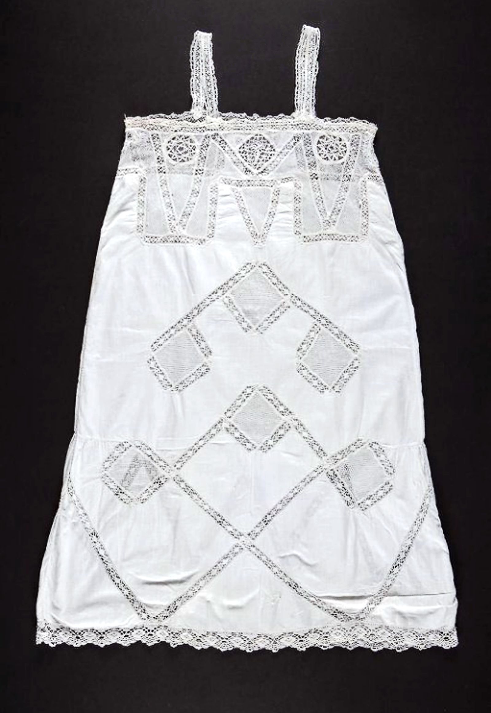 Женская сорочка. Хлопчатобумажная ткань, кружево плетеное, сетка; ткачество Женская сорочка. Хлопчатобумажная ткань, кружево плетеное, сетка; ткачество. Россия, Москва