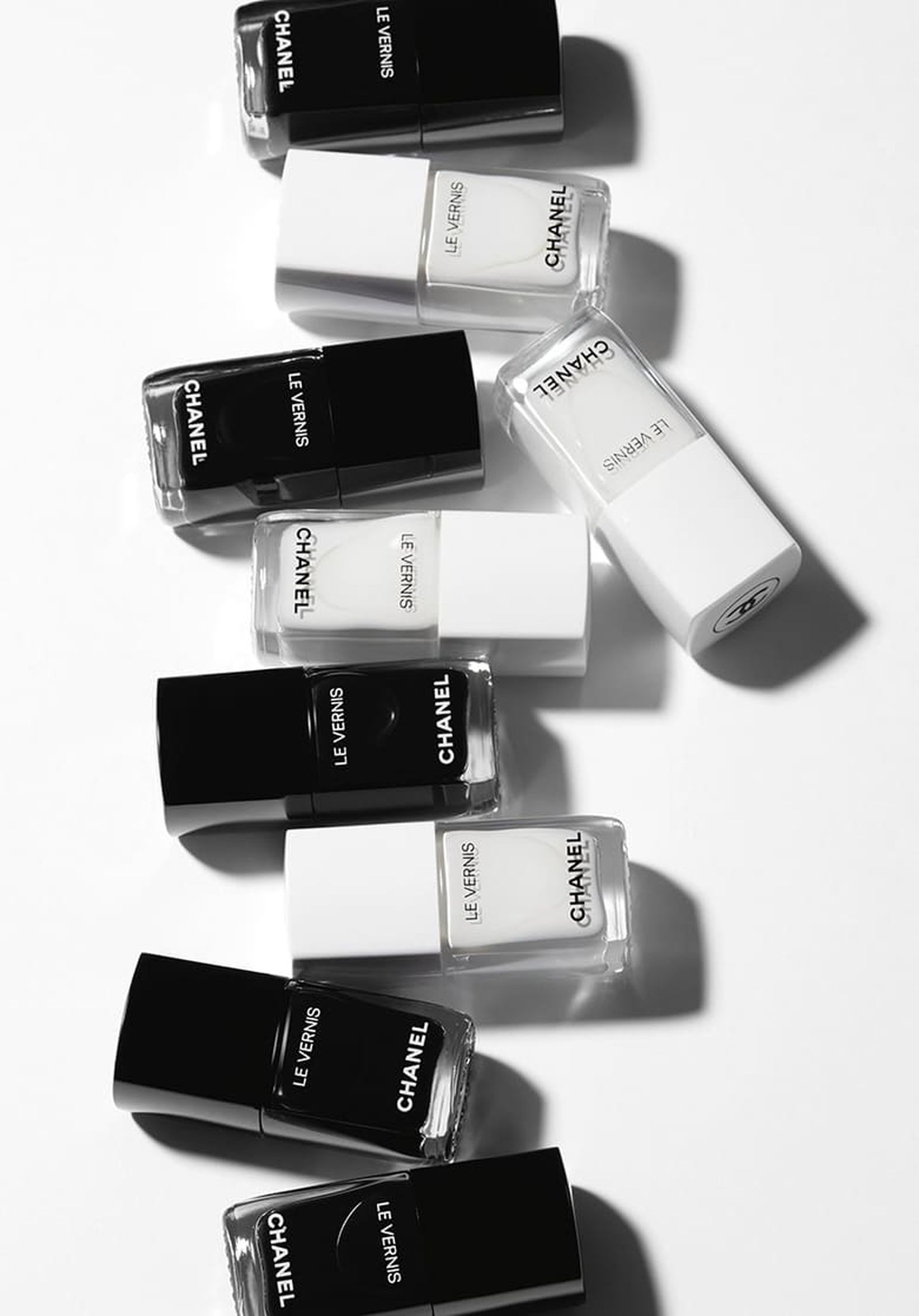 Chanel, стойкий лак для ногтей Le Vernis, оттенки: Pure Black, Pure White
