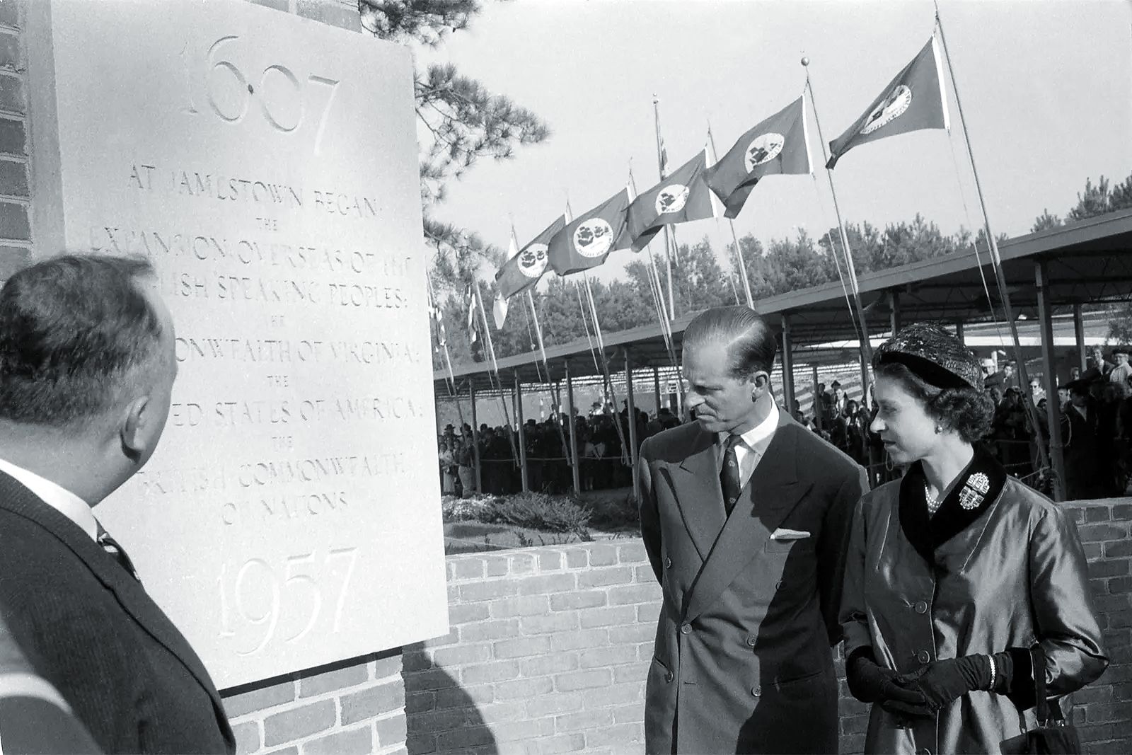 Королева Елизавета II и принц Филипп, герцог Эдинбургский, смотрят на мемориальную доску, посвященную 350-летию основания колонии Джеймстаун, 16 октября 1957 г.