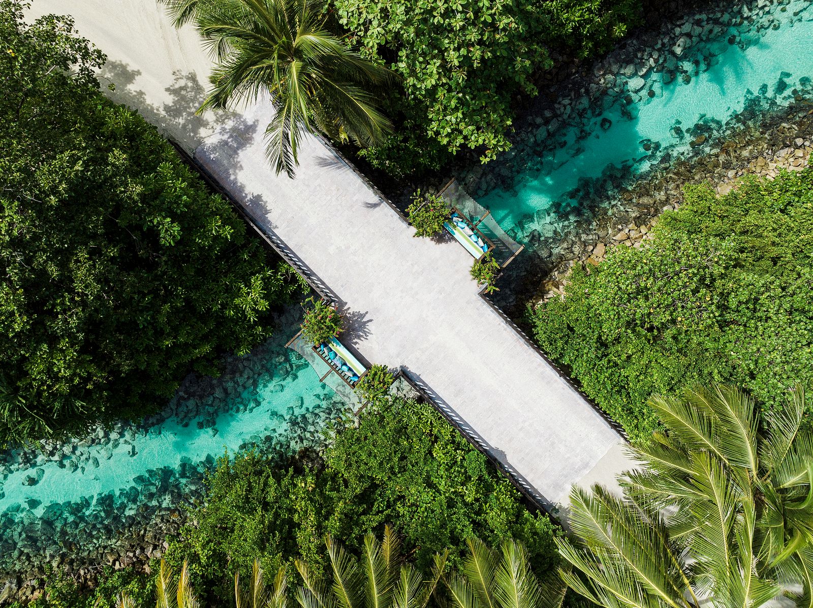 Мост через реку на курорте One&Only Reethi Rah Мост через реку на мальдивском курорте One&Only Reethi Rah