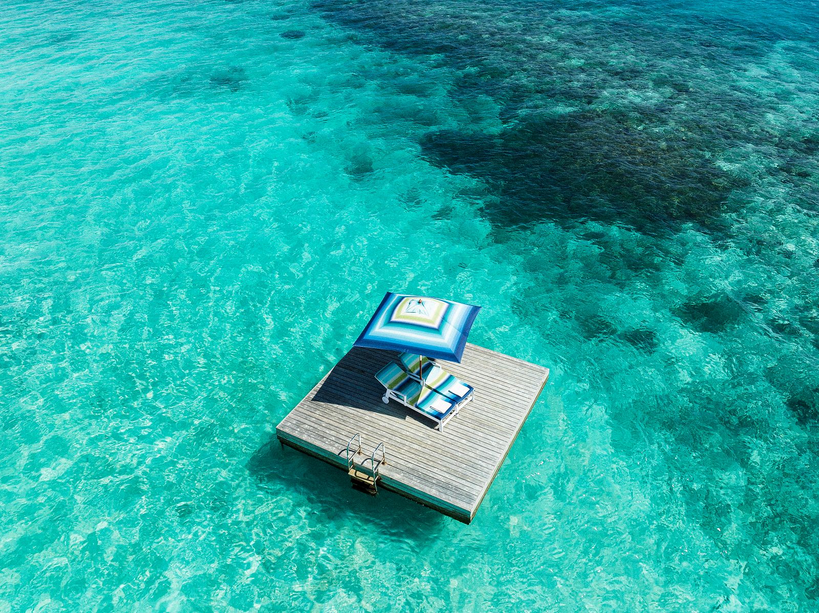 Плавучая платформа на курорте One&Only Reethi Rah Плавучая платформа на мальдивском курорте One&Only Reethi Rah