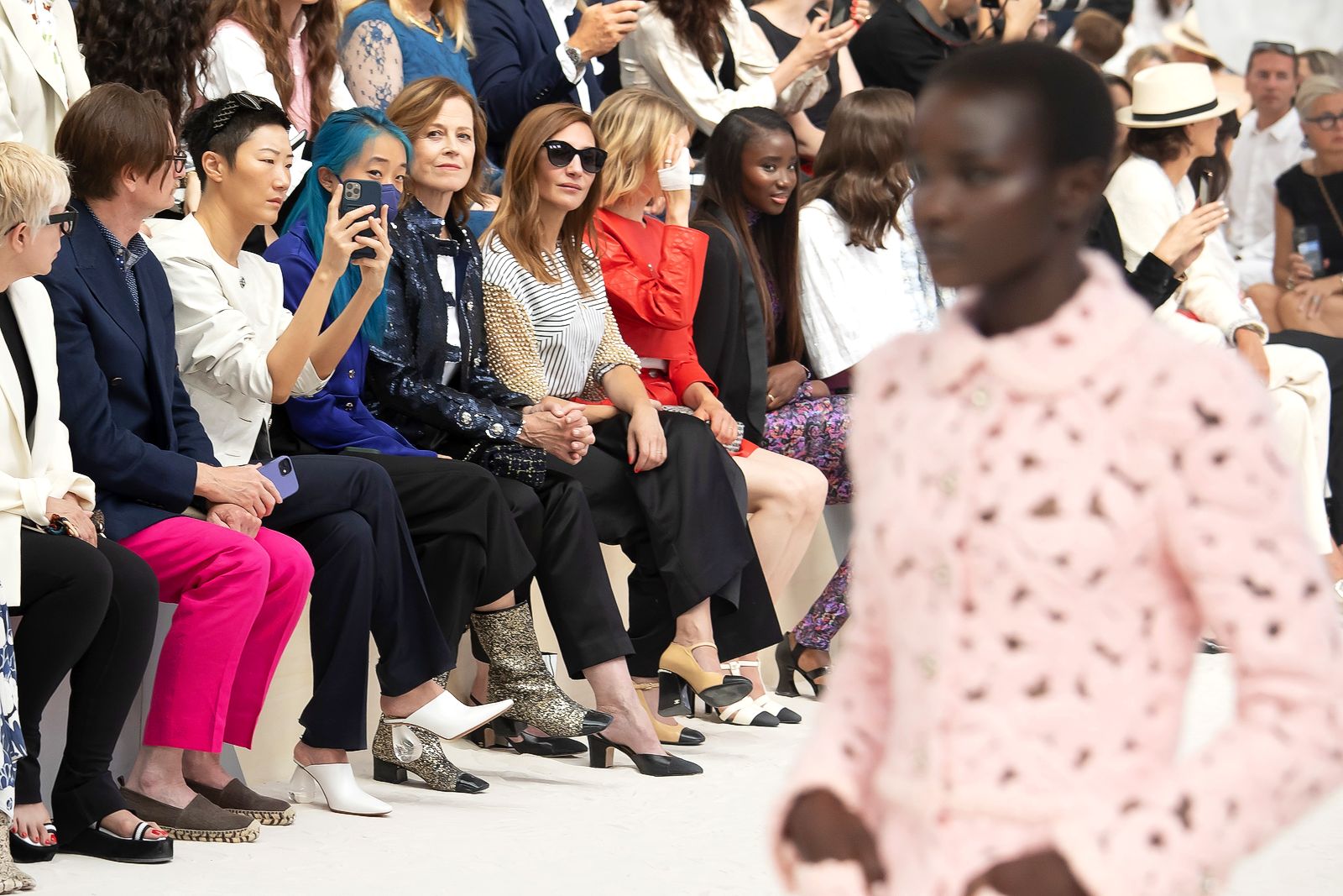 Сигурни Уивер на шоу Chanel Haute Couture осень-зима 2022-23 в рамках Недели моды в Париже Сигурни Уивер на шоу Chanel Haute Couture осень-зима 2022-23 в рамках Недели моды в Париже, 5 июля 2022 г.