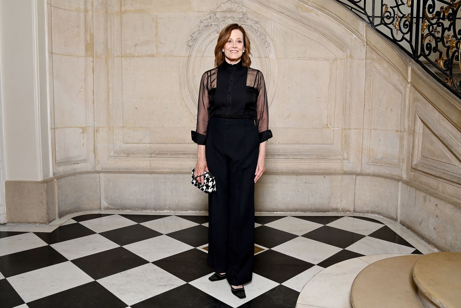 Сигурни Уивер на шоу Christian Dior Haute Couture осень-зима 2022-23 в рамках Недели моды в Париже Сигурни Уивер на шоу Christian Dior Haute Couture осень-зима 2022-23 в рамках Недели моды в Париже, 4 июля 2022 г.