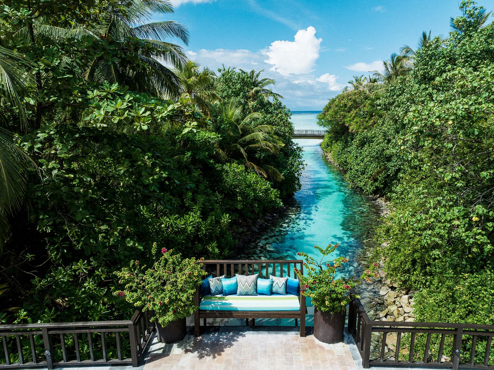 Скамейки на мосту на курорте One&Only Reethi Rah Скамейки на мосту на мальдивском курорте One&Only Reethi Rah