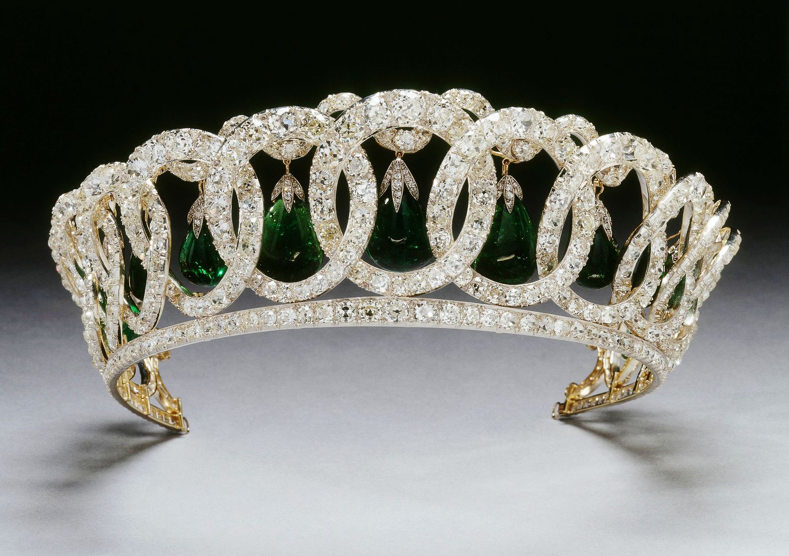 Владимирская тиара с изумрудами, отремонтированная Garrard & Сo