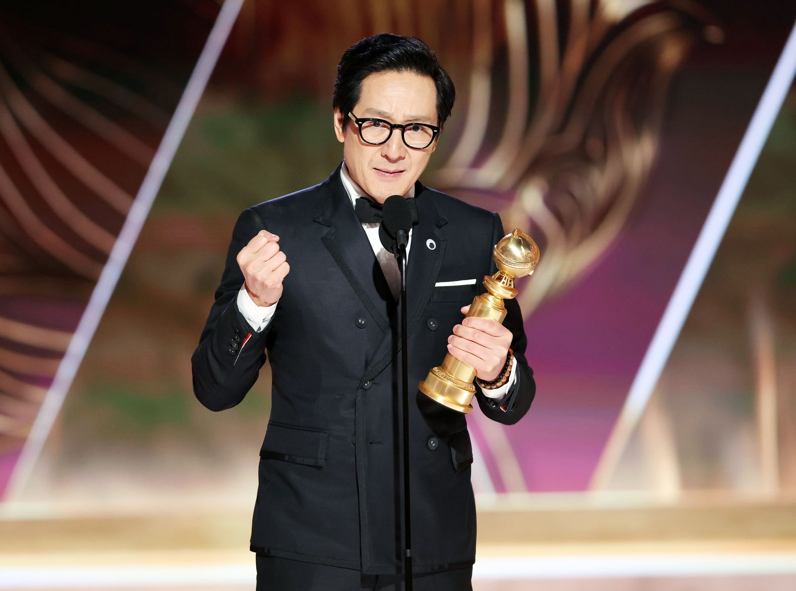 Актер Джонатан Ке Кван на 80-й церемонии вручения премии Golden Globe Awards 2023 в Беверли-Хиллз, 10 января 2023 г., фото 1