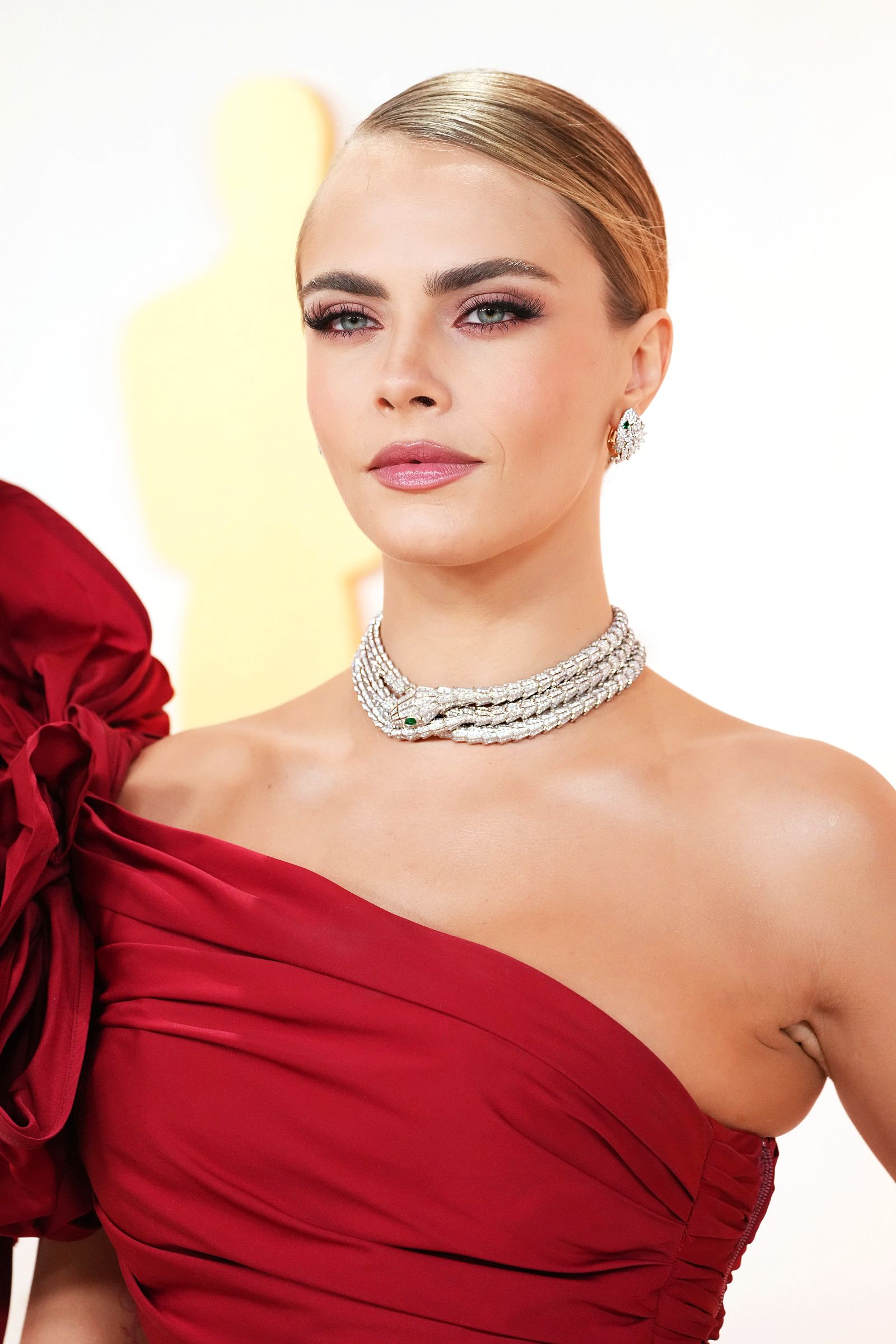 Кара Делевинь в Bvlgari на 95-й ежегодной церемонии вручения премии «Оскар», 12 марта 2023 г.