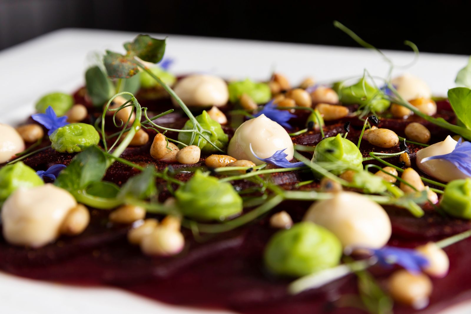 Карпаччо из пряной печеной свеклы с постным айоли в отеле «Балчуг Кемпински» Карпаччо из пряной печеной свеклы с постным айоли