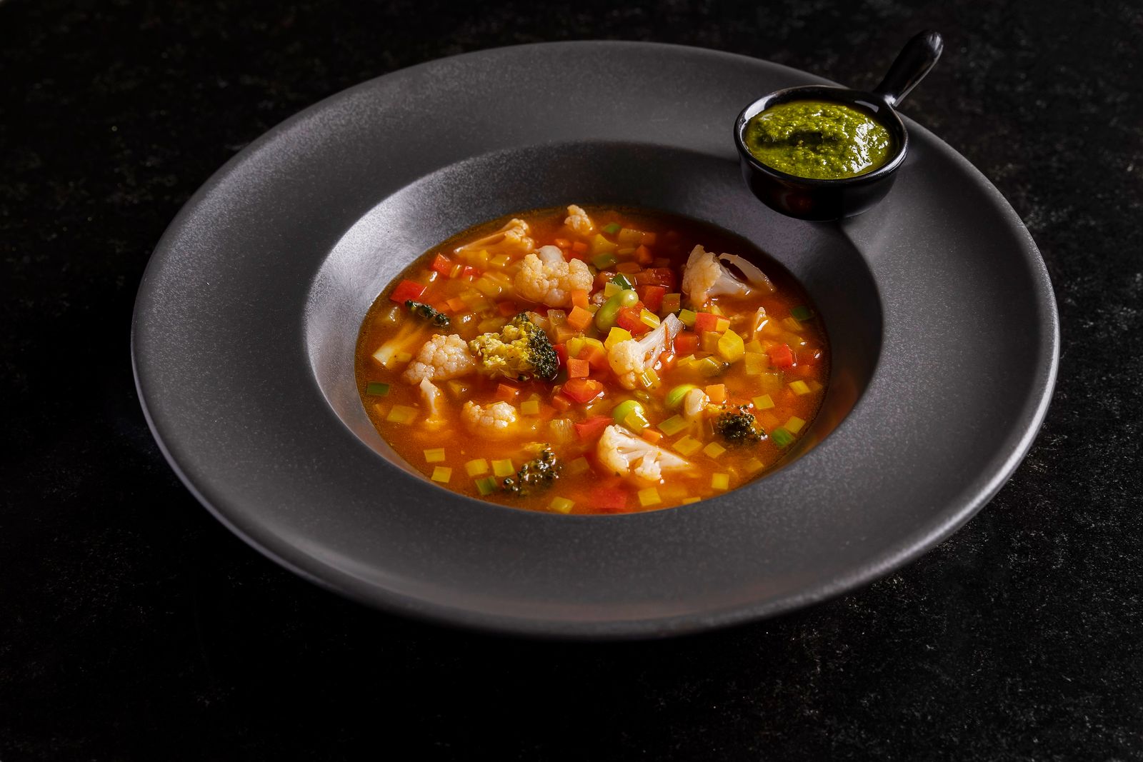 Классический минестроне с соусом песто в отеле «Балчуг Кемпински» Классический минестроне с соусом песто