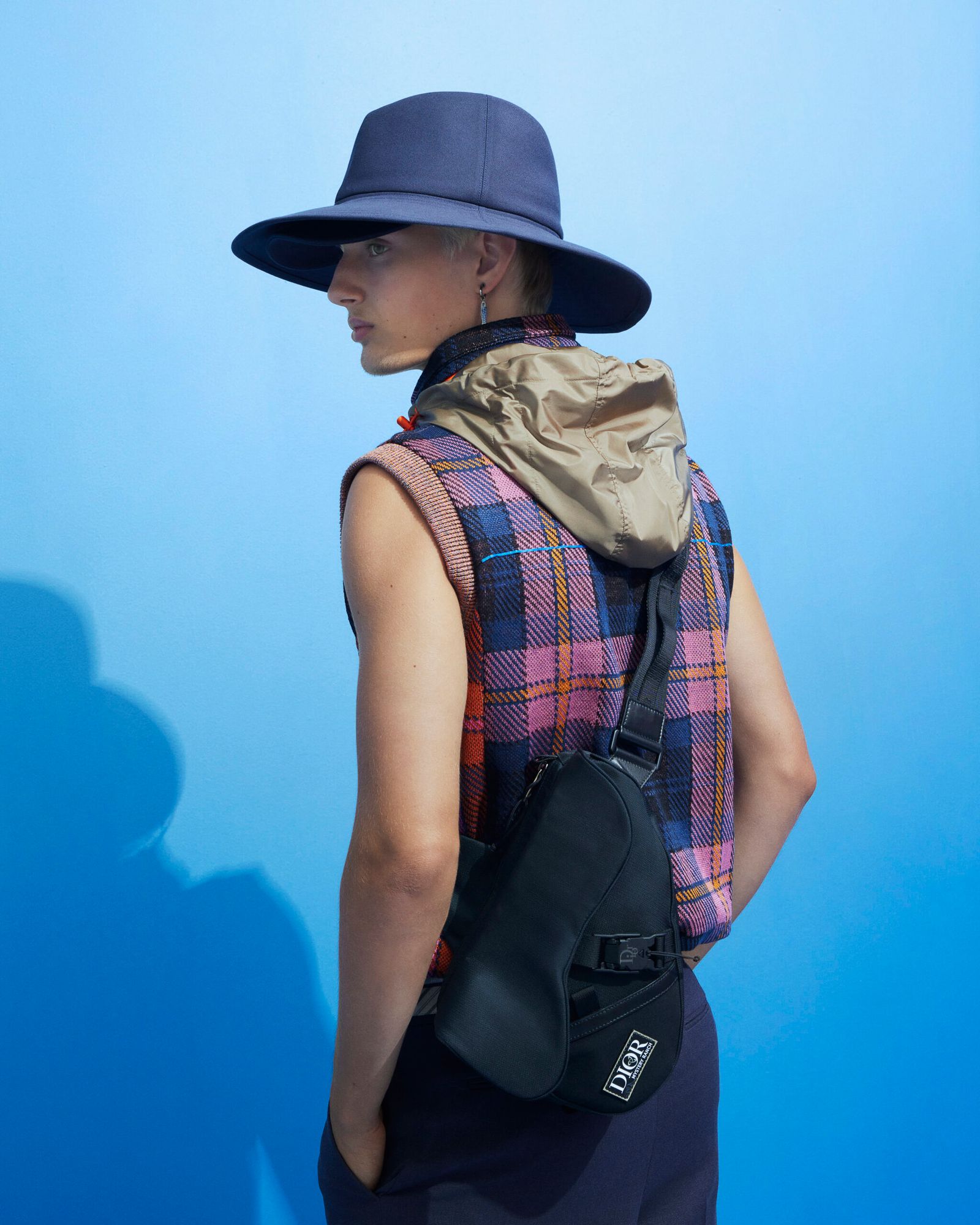 Коллекция мужских аксессуаров Dior Лето 2023 создана с маркой практичных сумок Mystery Ranch, фото 2 Коллекция мужских аксессуаров Dior Лето 2023, фото 2