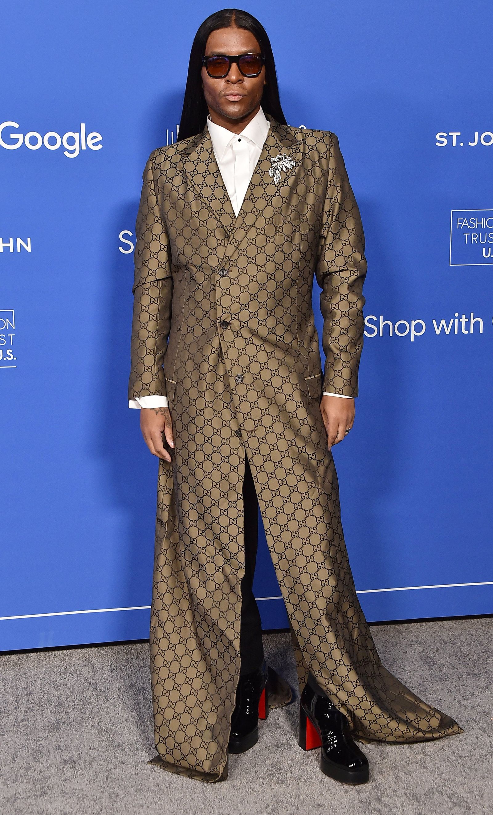 Лоу Роуч на церемонии вручения премий Fashion Trust US 2023 в Голливуде, 21 марта 2023 г., фото 1