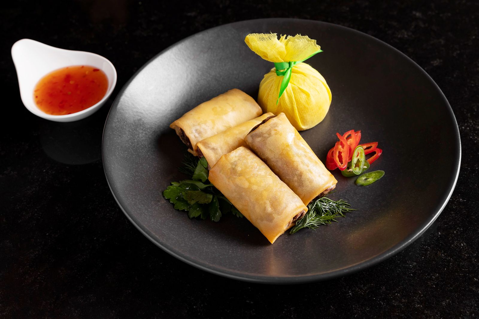 Спринг роллы с овощами в «Балчуг Кемпински» Спринг роллы с овощами в отеле «Балчуг Кемпински»