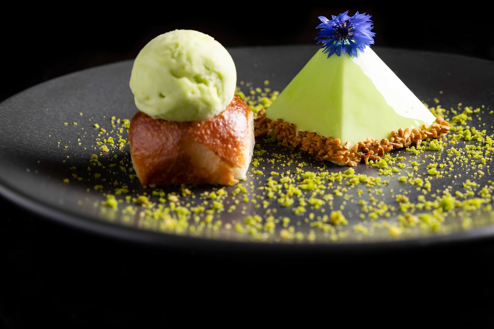 Веганская бриошь с ореховым муссом с сорбетом из алоэ вера в отеле «Балчуг Кемпински» Веганская бриошь с ореховым муссом с сорбетом из алоэ вера