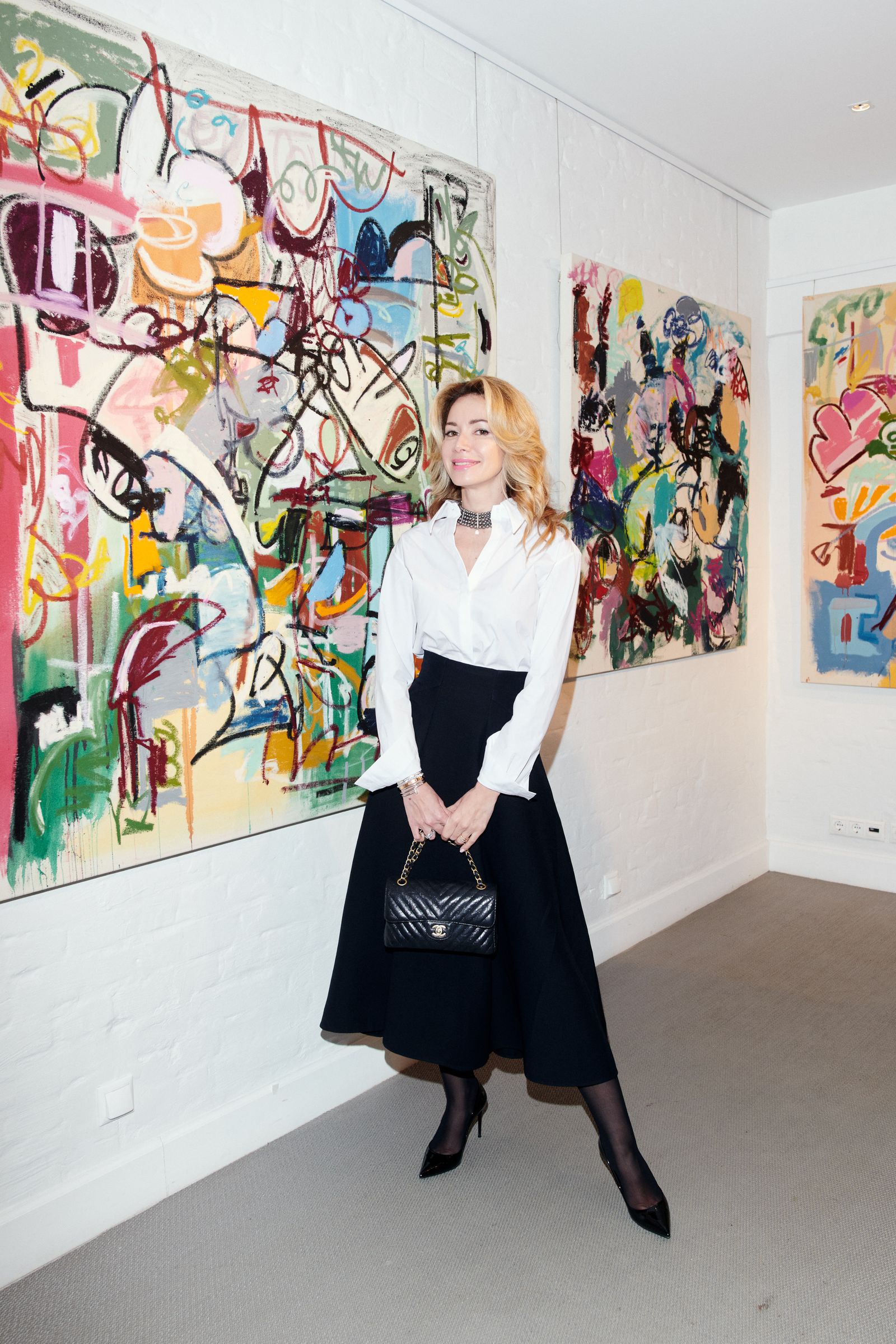 Алина Ковас на открытии выставки Маркоса Анзиани в Askeri Gallery, 26 апреля 2023 г.
