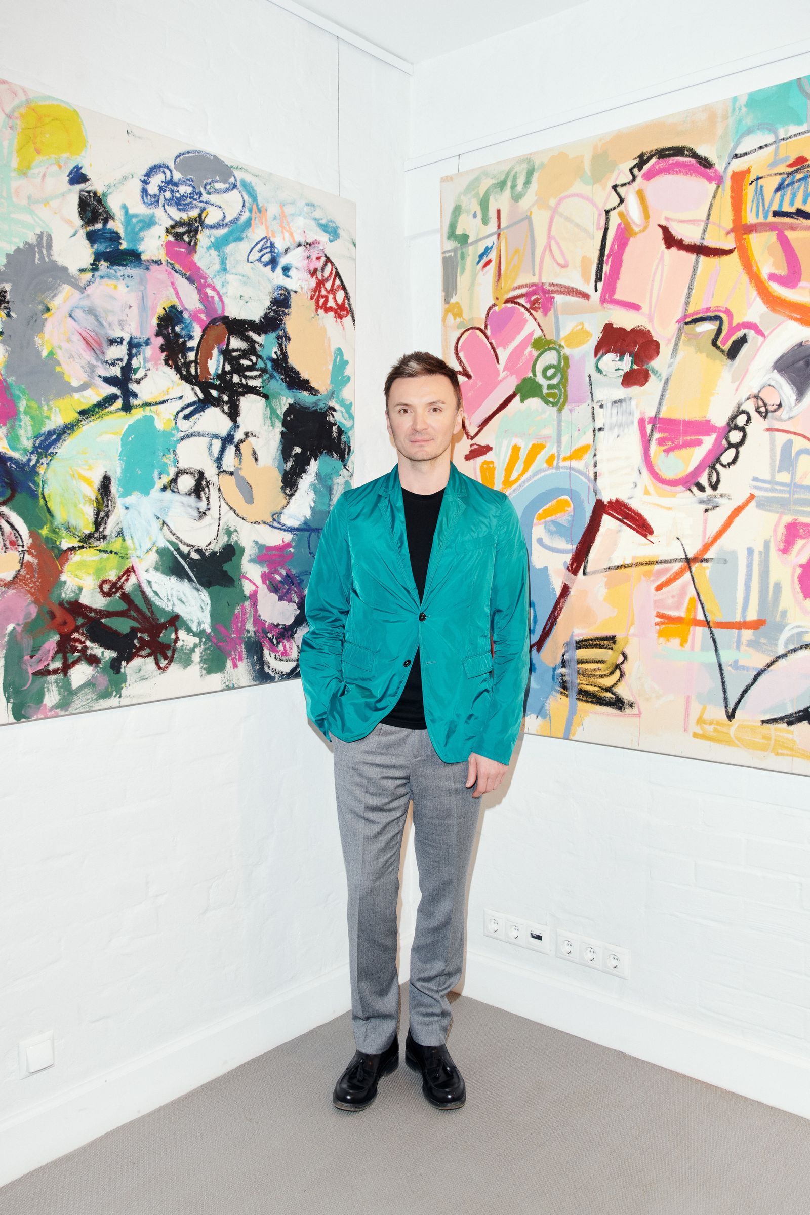 Евгений Заболотный на открытии выставки Маркоса Анзиани в Askeri Gallery, 26 апреля 2023 г.