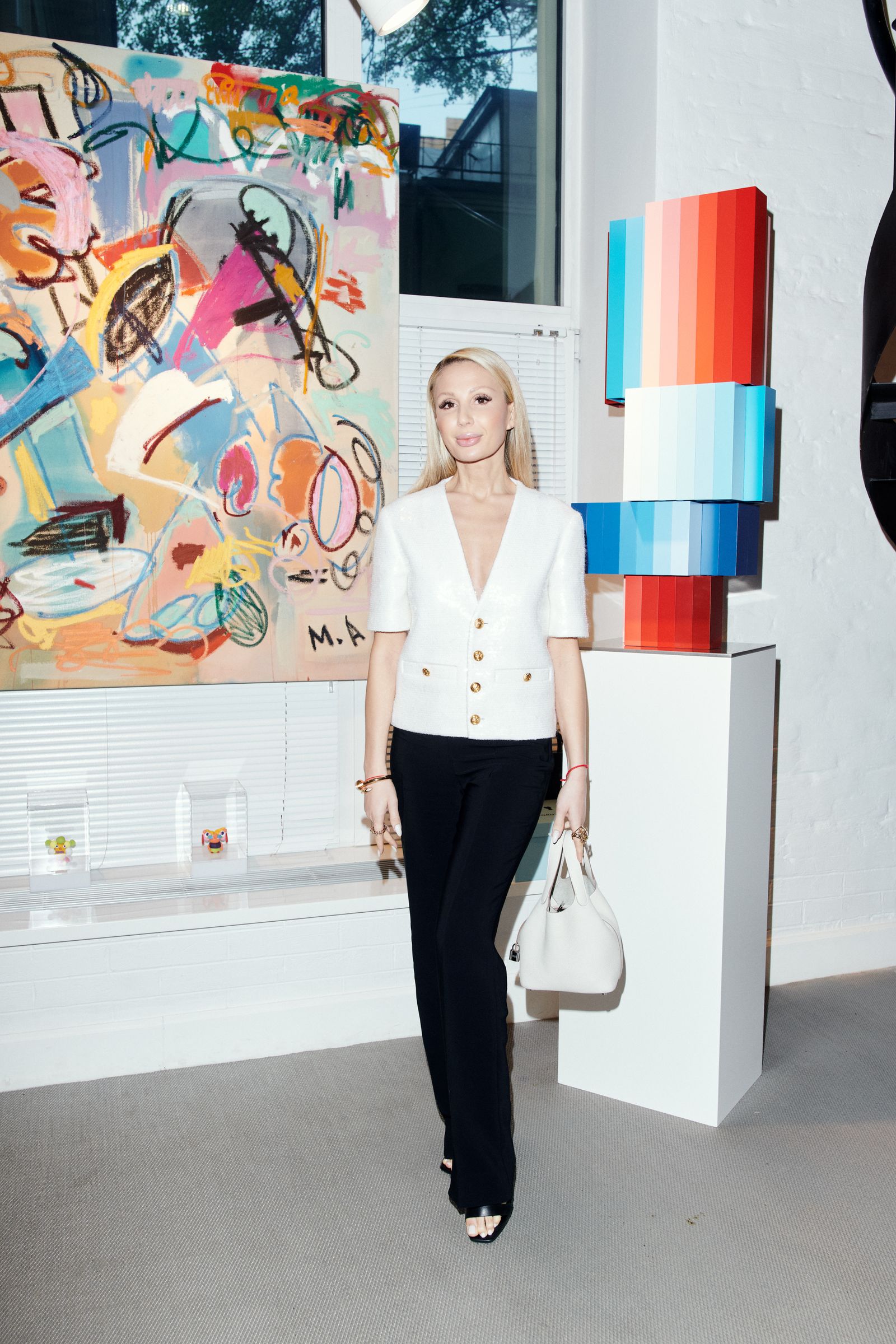 Ирина Шапиро на открытии выставки Маркоса Анзиани в Askeri Gallery, 26 апреля 2023 г.