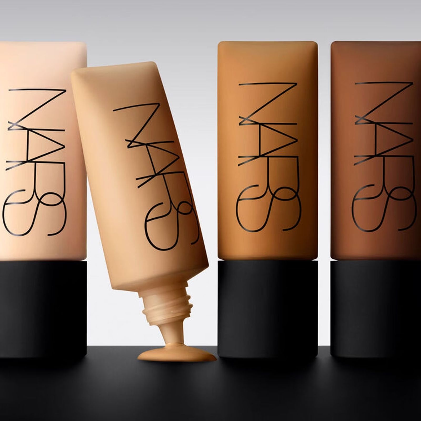 Nars, тональный матирующий крем Soft Matte Complete, фото 1