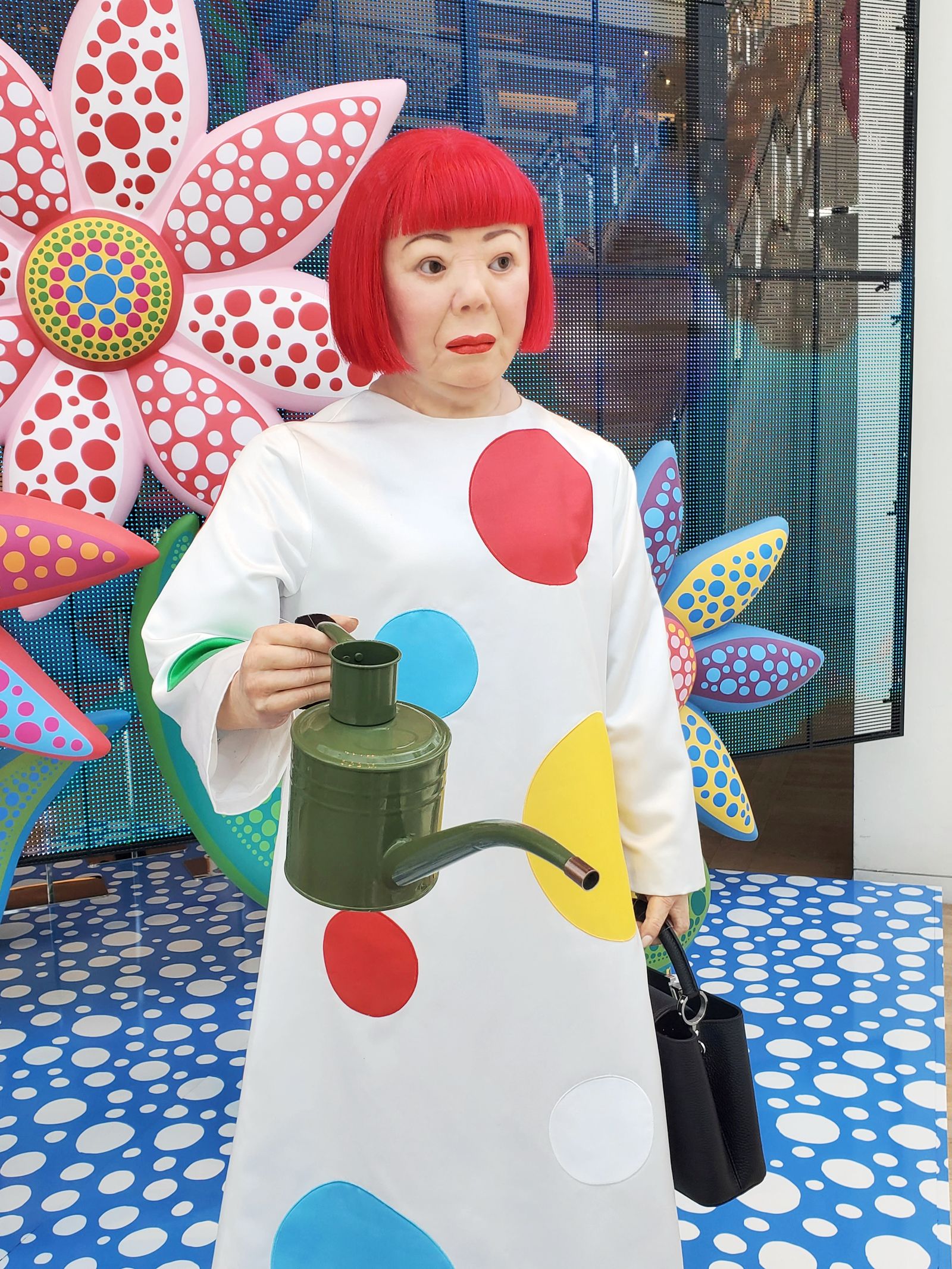 В витрине Louis Vuitton на Родео Драйв появился манекен художницы Яёи Кусамы, фото 1