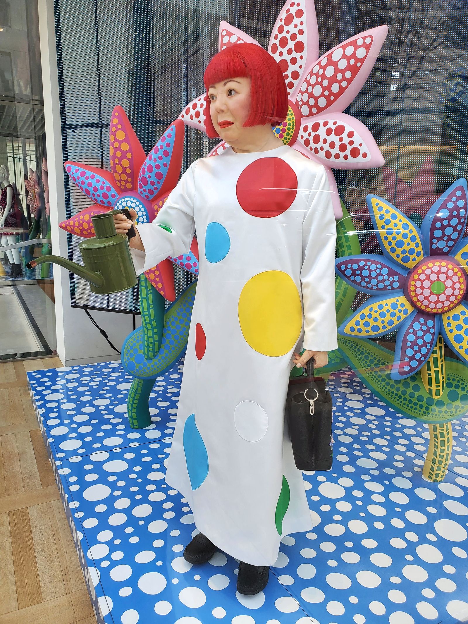 В витрине Louis Vuitton на Родео Драйв появился манекен художницы Яёи Кусамы, фото 2