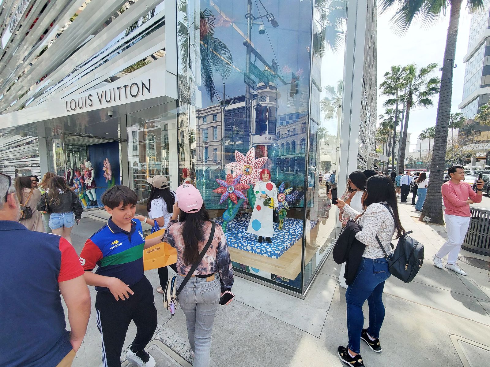 В витрине Louis Vuitton на Родео Драйв появился манекен художницы Яёи Кусамы, фото 3