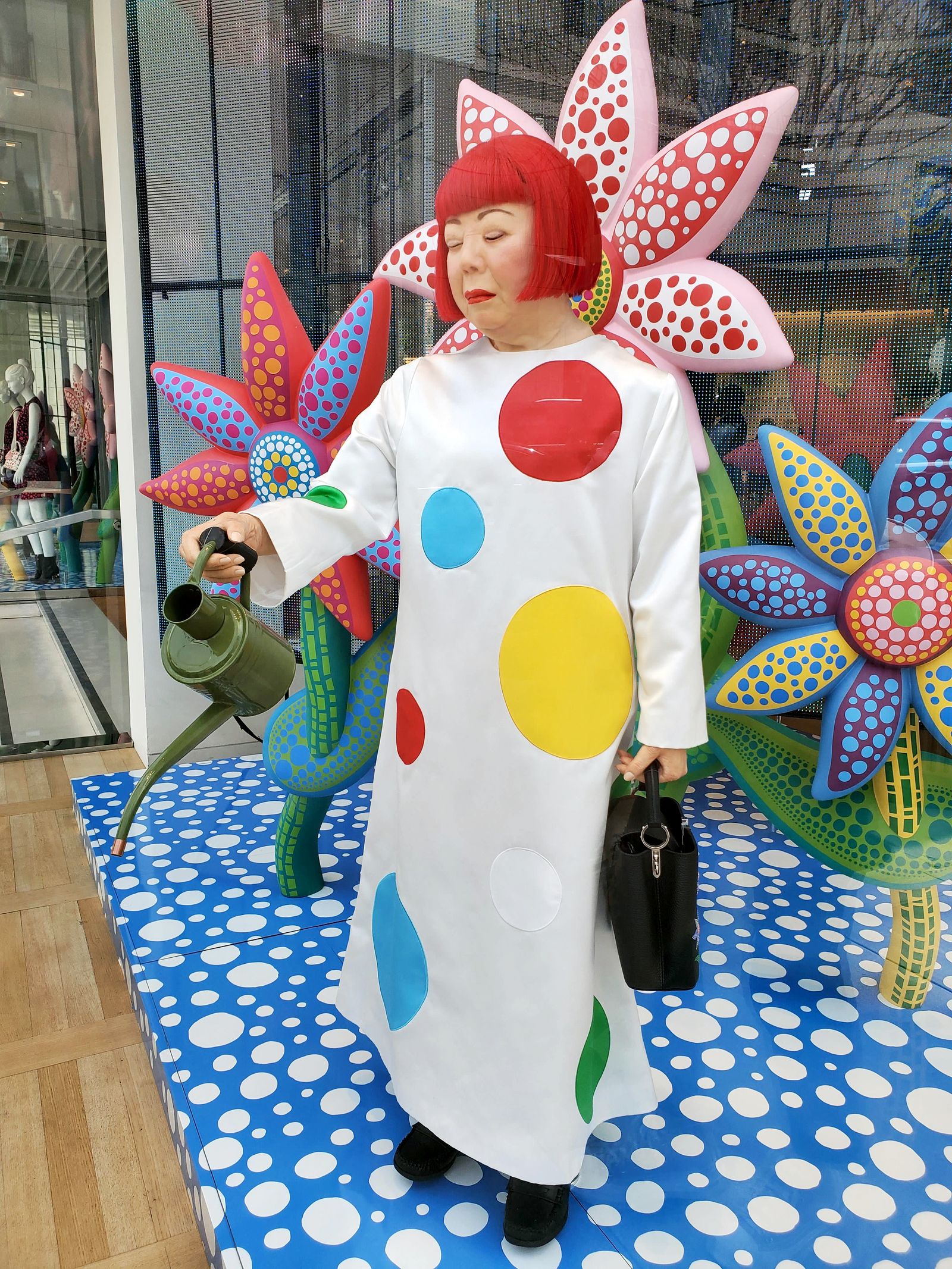 В витрине Louis Vuitton на Родео Драйв появился манекен художницы Яёи Кусамы, фото 4