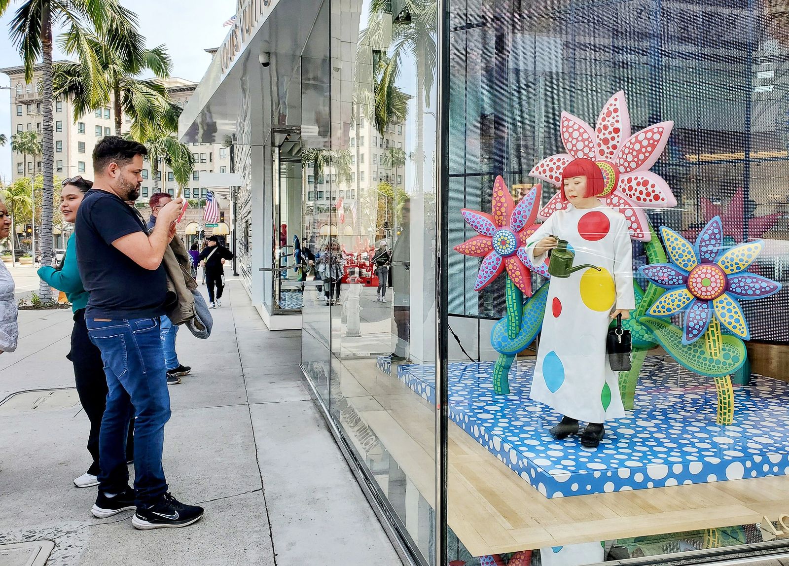 В витрине Louis Vuitton на Родео Драйв появился манекен художницы Яёи Кусамы, фото 6