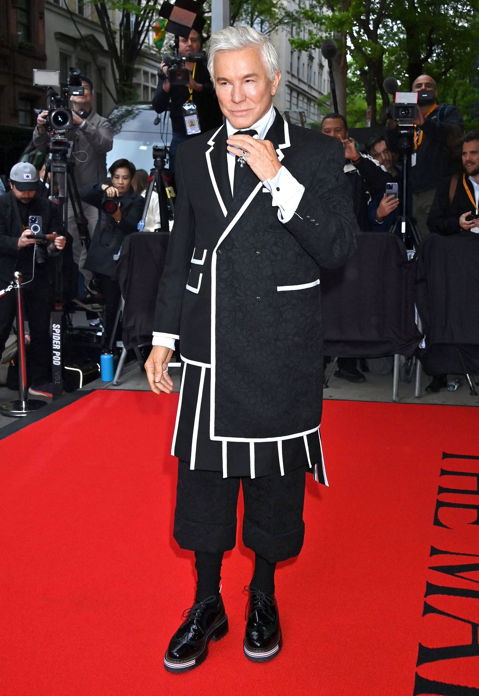 Баз Лурманн в Thom Browne покидает The Mark Hotel перед посещением Бала Института костюма, 1 мая 2023 г.
