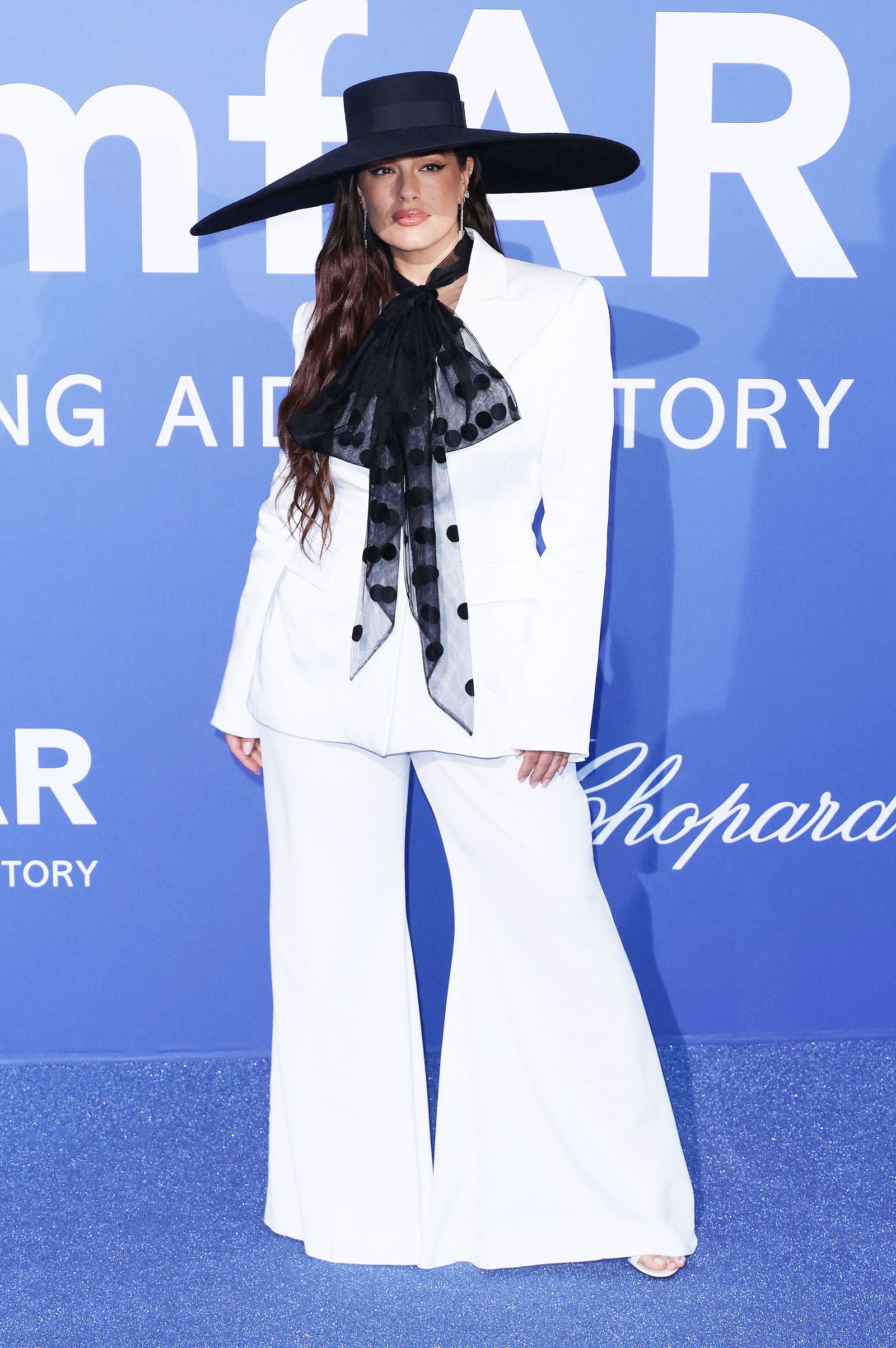 Эшли Грэм в Nina Ricci Fall 2023, украшениях Chopard на гала-ужине amfAR в Каннах, 25 мая 2023 г.
