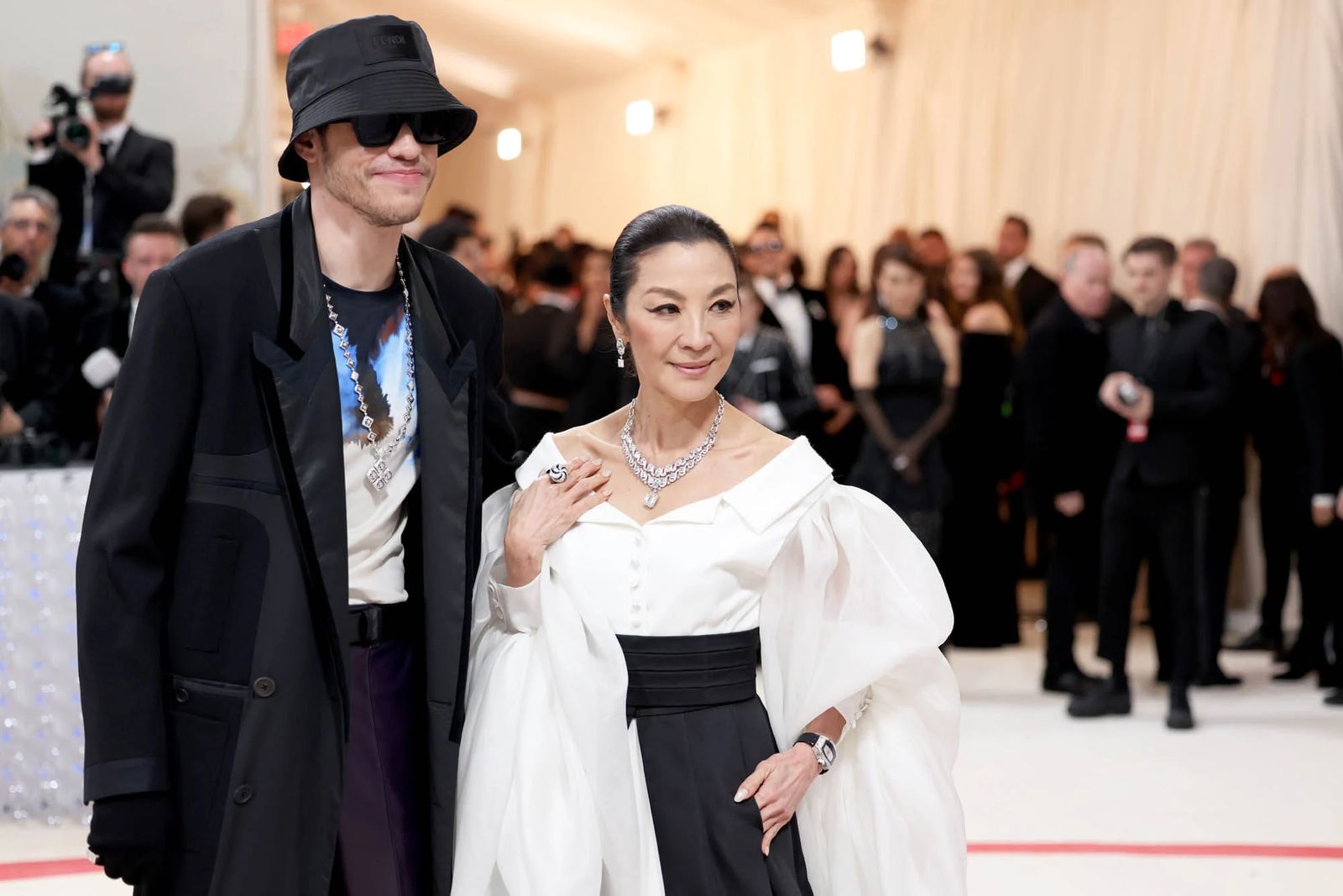Пит Дэвидсон и Мишель Йео на Балу Института костюма Met Gala 2023, 1 мая 2023 г.