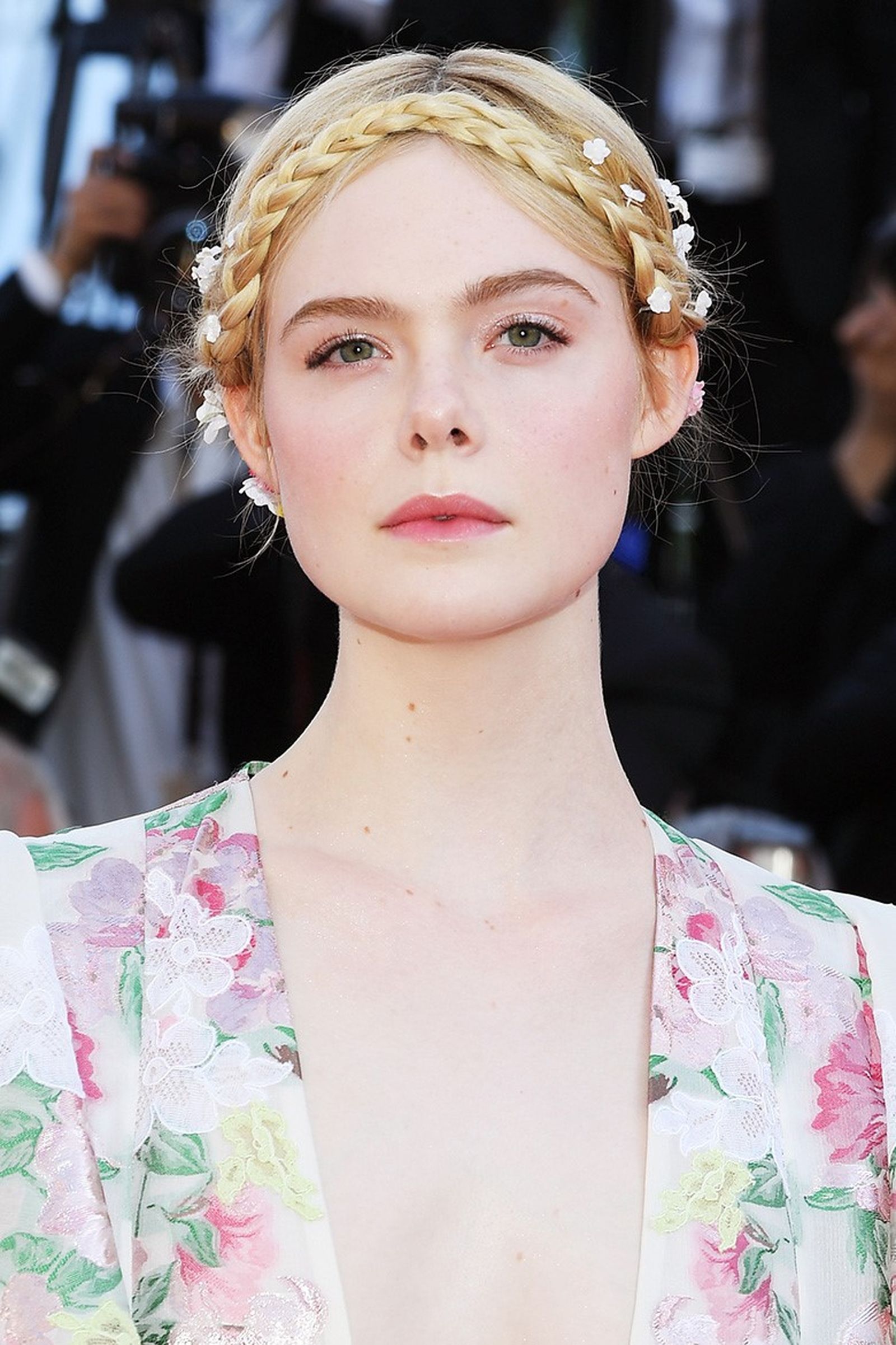 Эль Фаннинг в Valentino на премьере фильма «Отверженные», фото 1