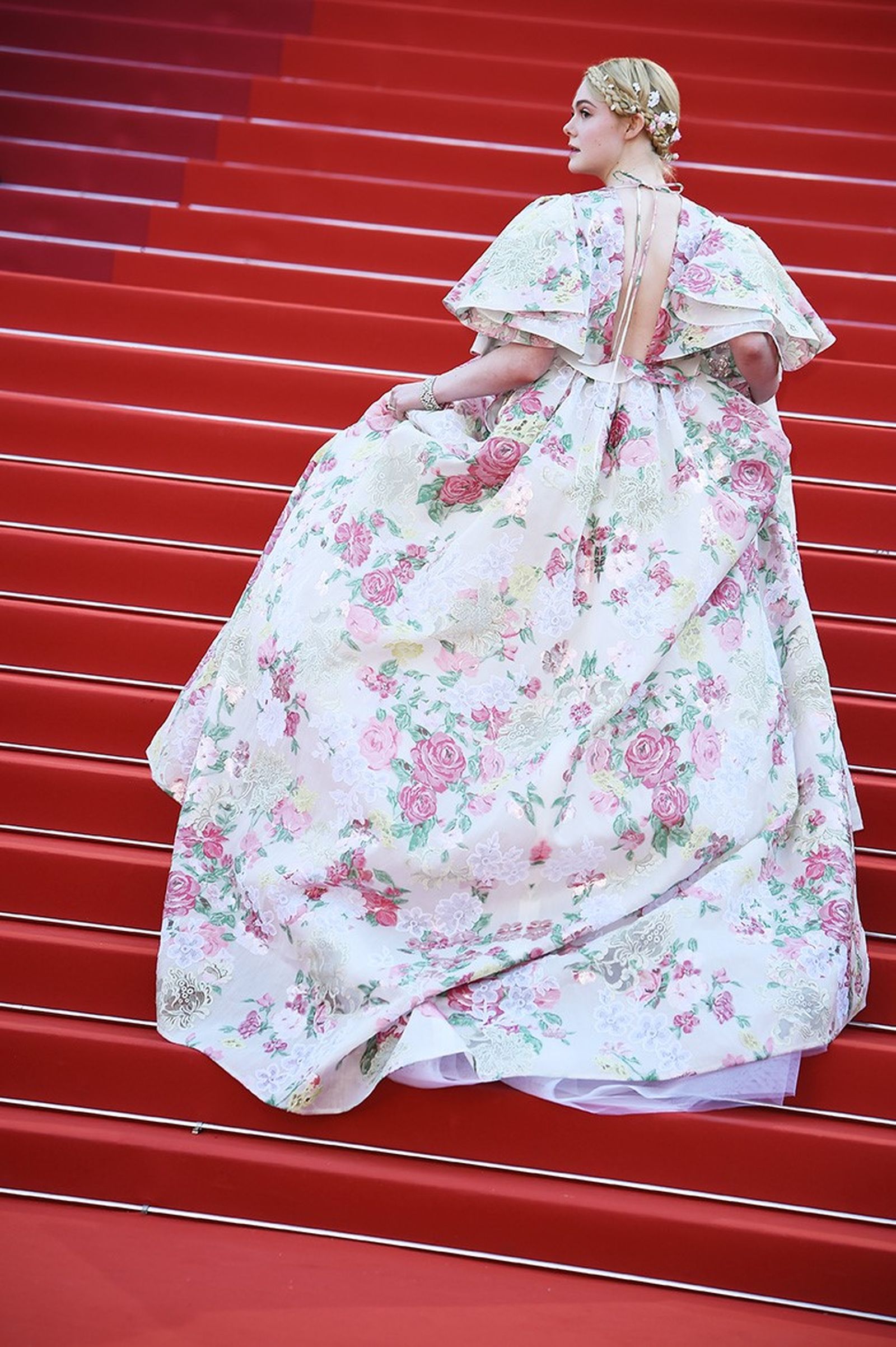 Эль Фаннинг в Valentino на премьере фильма «Отверженные», фото 2