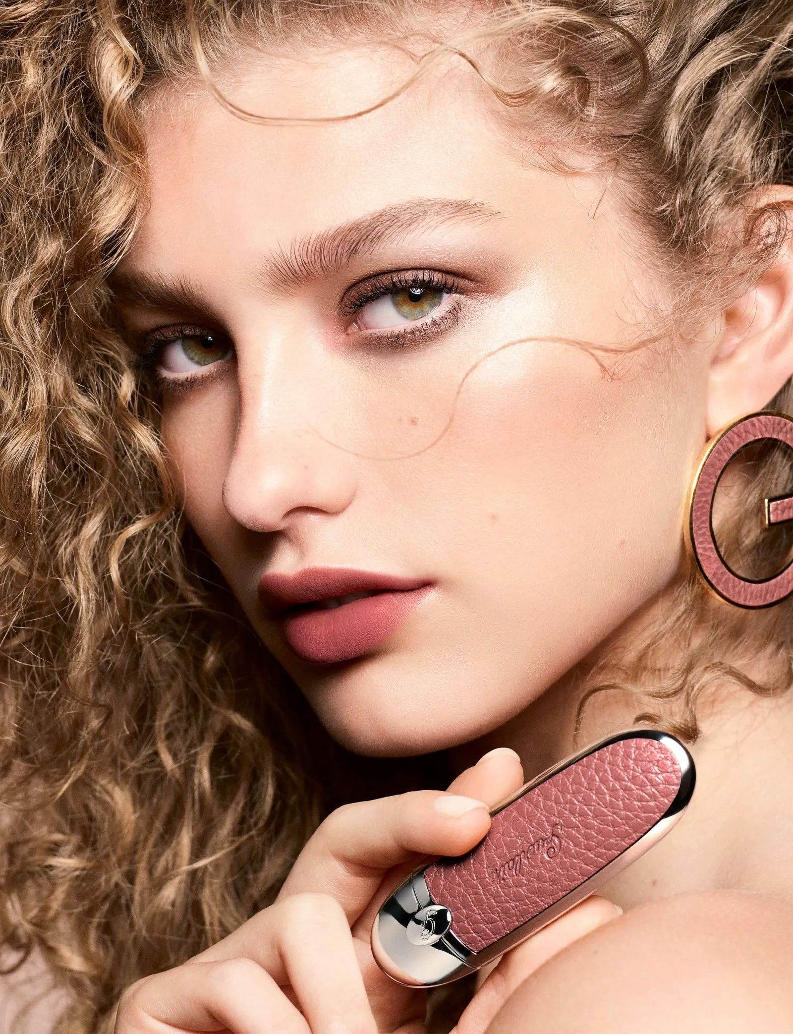 Дорит Ревелис использует помаду Rouge G Naturally 2023 оттенка N°539 Luxurious Velvet