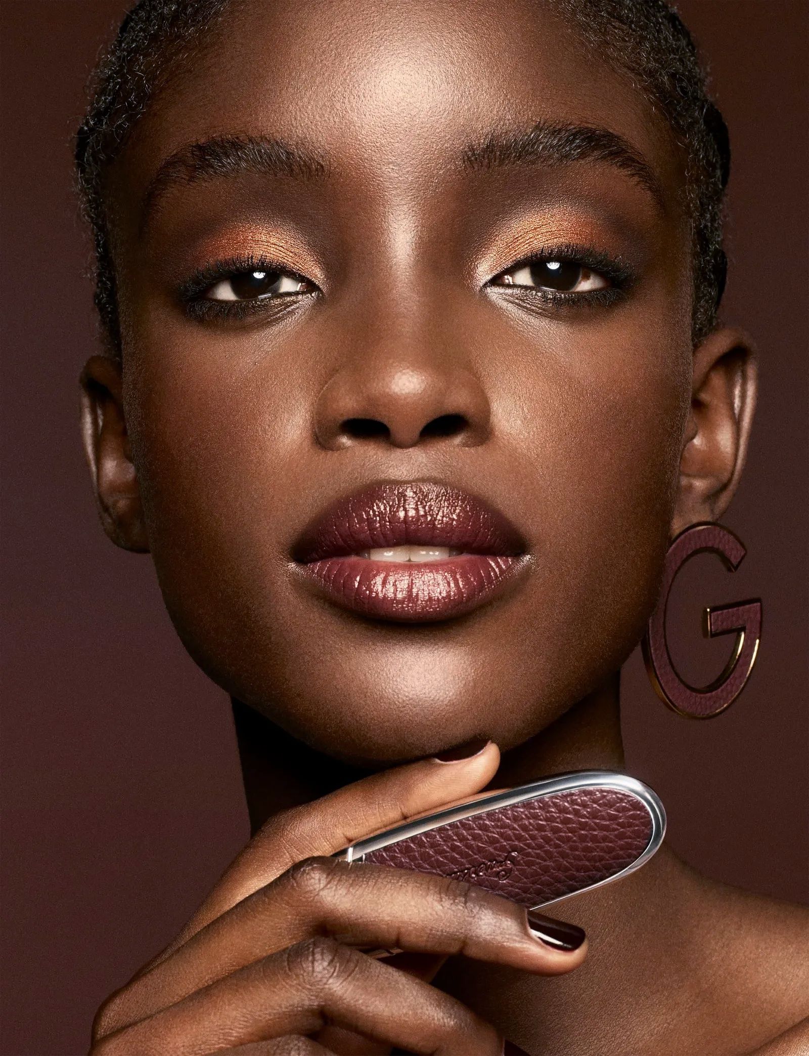 Мати Фолл Диба использует помаду Rouge G Naturally 2023 оттенка N°19 Satin