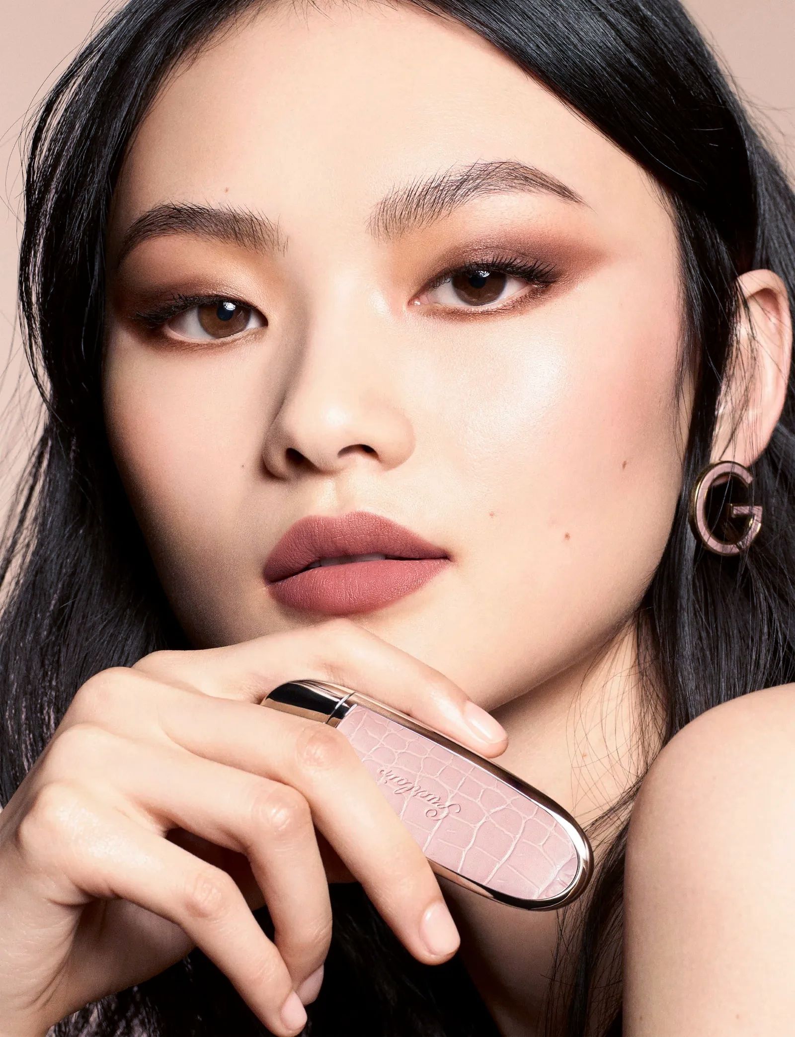 Хе Конг использует помаду Rouge G Naturally 2023 оттенка N°539 Luxurious Velvet