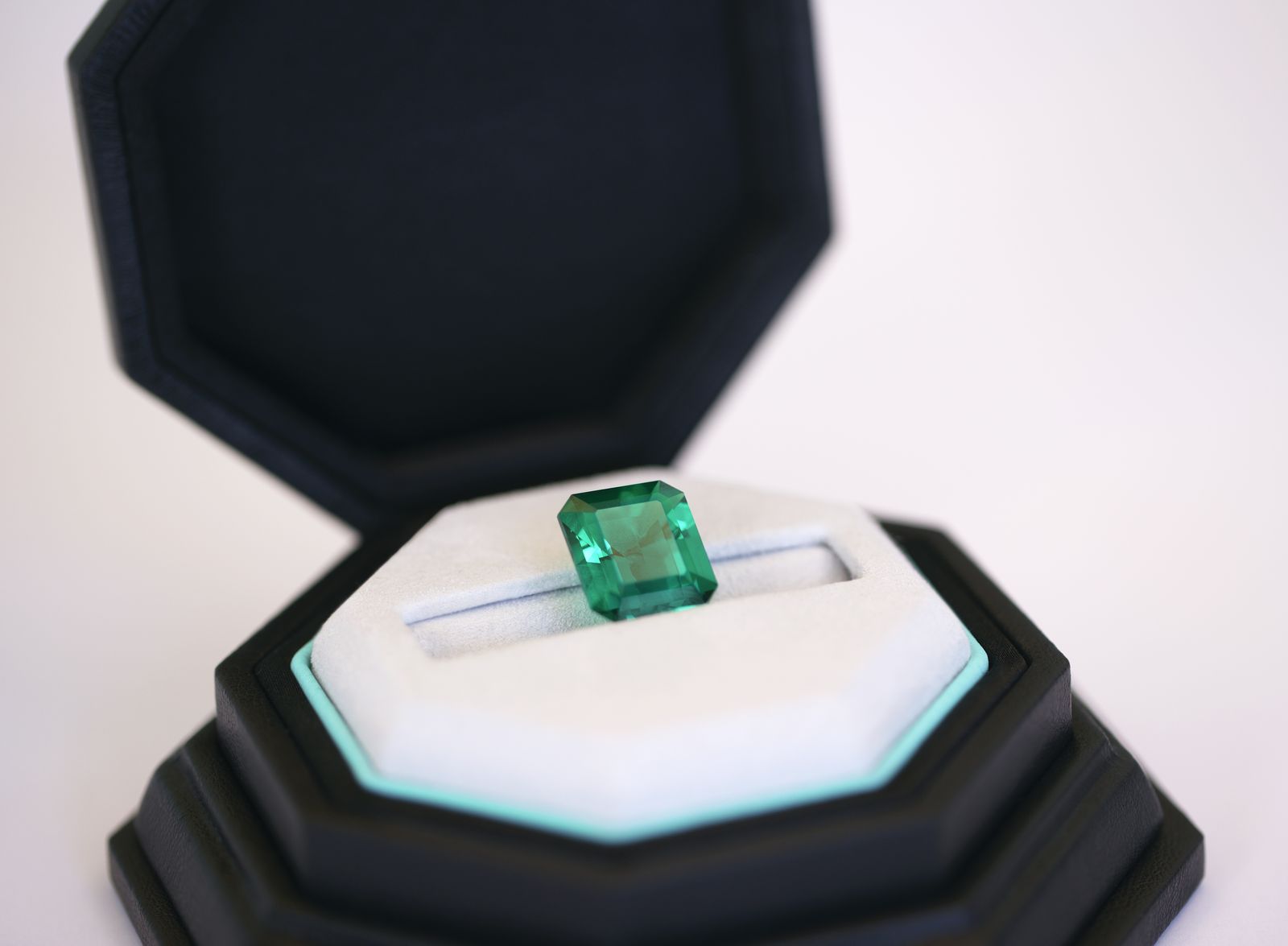 Изумруд Tiffany Muzo Emerald весом более 10 карат