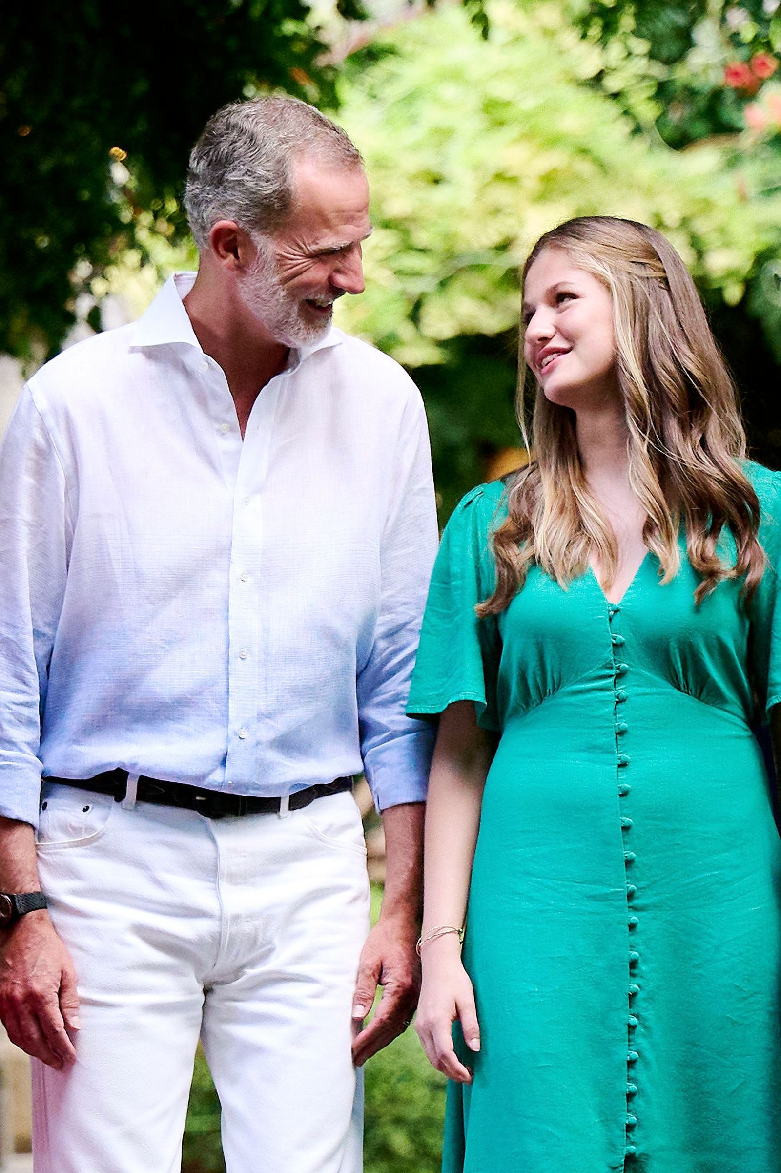 Король Испании Филипп VI и инфанта Леонор, принцесса Астурийская, в садах Альфабия, 31 июля 2023 г., фото 1