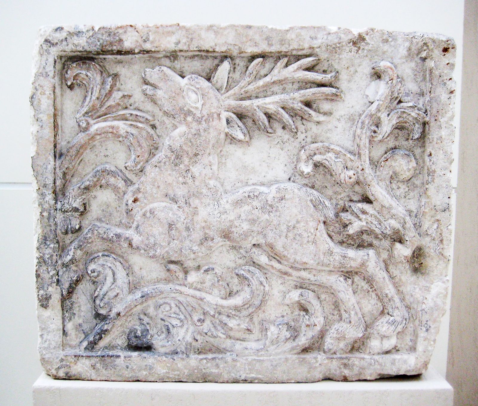 Фризовый камень Львиных ворот. Белый камень; теска, резьба. Россия, XVII в. Из собрания Музея-заповедника «Коломенское» Фризовый камень Львиных ворот. Белый камень; теска, резьба. Россия, XVII в.