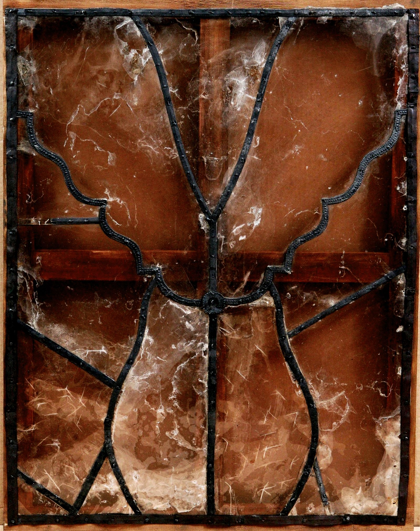 Слюдяная оконица. Слюда, дерево, жесть; столярная работа, монтировка. Россия, конец XVII в. Из собрания Музея-заповедника «Коломенское» Слюдяная оконица. Слюда, дерево, жесть; столярная работа, монтировка