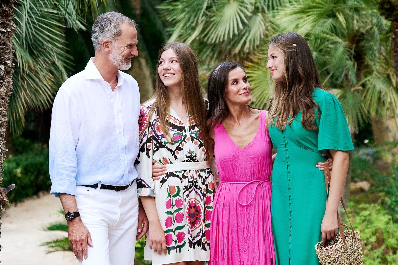 Король Испании Филипп VI, королева Летиция, инфанта Леонор, принцесса Астурийская, и инфанта София в садах Альфабия, 31 июля 2023 г., фото 2
