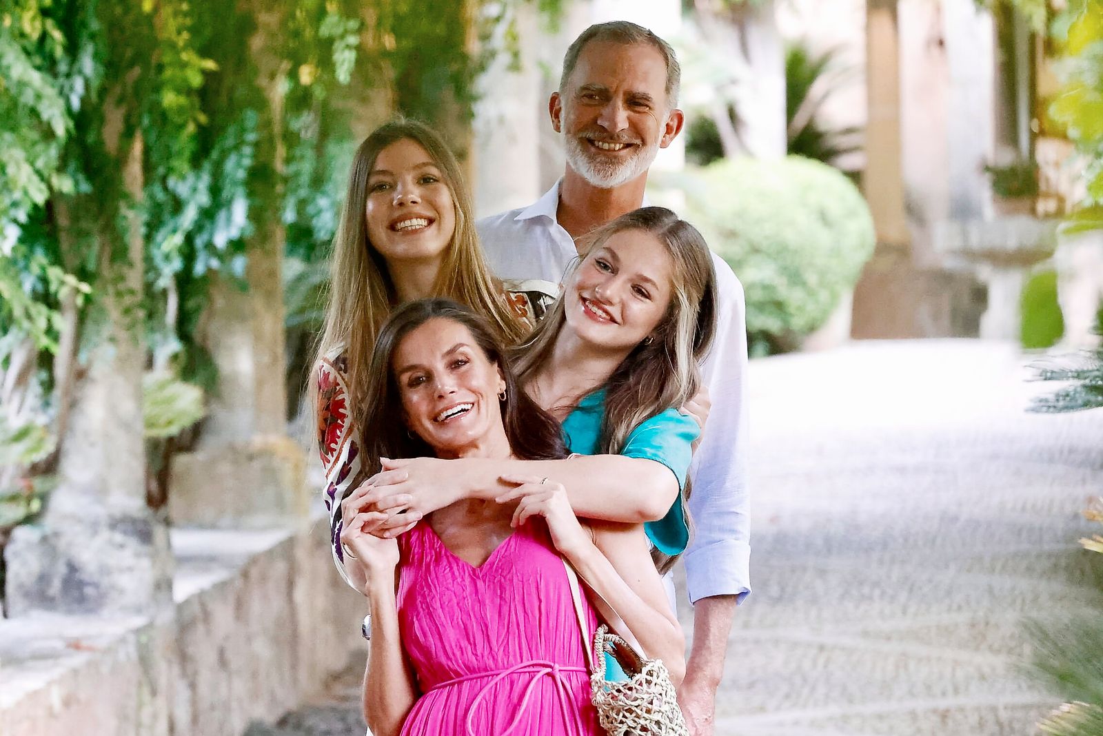 Король Испании Филипп VI, королева Летиция, инфанта Леонор, принцесса Астурийская, и инфанта София в садах Альфабия, 31 июля 2023 г., фото 3